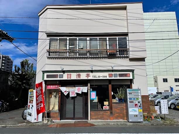 小野瀬雅生さんのインスタグラム写真 - (小野瀬雅生Instagram)「小田原の日清亭で半チャーハンウマウマウー☆出てきた時にドキッとした☆こんなにカワイイなんて☆こんなにコンパクトグラマーなんて☆ずっきんどっきん☆なるとのピンク色☆紅ショウガの紅色☆年季の入った八角形の皿☆カワイイー☆懐かしい味わい☆濃くはないけれどしっかり味付け☆高校生くらいの頃を思い出す味☆満足度大☆スキスキスー☆昭和にワープだ☆スープもドンズバ☆シャイコー☆このお皿欲しい♫ #半チャーハン #日清亭 #小田原 #八角形の皿 #なるとのピンク色 #紅ショウガの紅色 #年季 #カワイイ #チョーカワイイ #カワイイー #小野瀬雅生 #onosemasao #ウマウマウー #コンパクトグラマー #しっかり味付け #ヒジョーにウマイ #スキスキスー #昭和にワープだ #シャイコー」11月25日 19時14分 - onosemasao