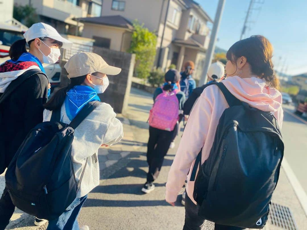 立石純子さんのインスタグラム写真 - (立石純子Instagram)「㊗️秦野市立北小学校 学校林100周年記念植樹㊗️ 　 11月24日(金)　 先日の秦野市立北中学校に続き、母校である秦野市立北小学校にて、学校林100周年記念植樹に参加させていただきました😊　 　 植樹祭のスタートは北小学校中庭から🚶 小学校6年生全クラスの皆さんと目指すは秦野を一望できる展望台がある美しい #菜の花台 へ！　 (夜はパノラマの夜景スポットとしても大人気の秦野おすすめの場所です🌌)　 　 歩いて約2時間半の行程。　 初めて登るよ！という生徒さんも多かったのですが、みんなで声を掛け合いながら、時に歌いながら、ヒルに会わないように草木の中に入らないようにしてもらったり。笑　 幸運にも快晴で暖かな陽気に恵まれたので そよぐ草木と太陽の美しさ、風の気持ちよさを感じた時はみんな「気持ちいい〜！」と声をあげていて☺️　 こっそり隣でみんなはどんな感想を持つかな？と口から出る言葉に耳をそばだてていたので、疲れた！よりもそんなご機嫌な言葉が次々に声に出たのは本当に嬉しかったです☺️😋　 　 誰1人欠けることなく、予定より巻いて笑！登頂。　 お弁当をいただき、記念植樹へ☺️🌳　 森林組合様たちも立会いのもと、みんなで協力してなんと50本もの植樹が叶ったのでした。　 そして、先輩方が100年前に植えて下さった学校林を見に行ったりも♪　 目を閉じて1分間の瞑想タイムもあって、みんなの生き生きとした顔が忘れられません😊　 　 最後は私のピアノを持ち込んで、こっそり練習を重ねていた校歌をみんなで☺️♪(校長先生がきっとみんなが喜んでくれると思います！と提案くださったのでした😌🎹)　 盛りだくさんでくたびれていただろうに、響き渡るみんなの良い声♪　 自然と音や声が一体化する気持ちよさも、そしてみんなが一生懸命植えた木々にもパワー溢れる声を聴いてもらえたのではないかと思います🤲✨　 私自身もとーーーっても楽しかった！ 　 素晴らしい節目のタイミングでご縁が広がり、このような機会を頂けたこと。　 改めて高橋校長先生初めお世話になりました先生方、森林組合の皆様、秦野市役所の皆様。本当にありがとうございました😊 　 　 追伸:まさかの人生初の植樹祭は2Daysに。生きていて&シンガーソングライターとして2Days植樹祭に音楽と共に携わらせて頂くことはそうないと思うので、本当に不思議な人生です😊笑🌳　 #秦野 #秦野私立北小学校 #母校 #juniorhighschool #シンガーソングライター #はだのブランドアンバサダー #live #ライブ #校歌 #記念植樹 #校歌 #登山 #ハイキング #菜の花台展望台 #夜景 #絶景 #beautiful #locnation #小6 #思い出 #お弁当 #展望台からの景色 #100周年 #ありがとう #集合写真 #🌳」11月25日 19時14分 - junkokokotateishi