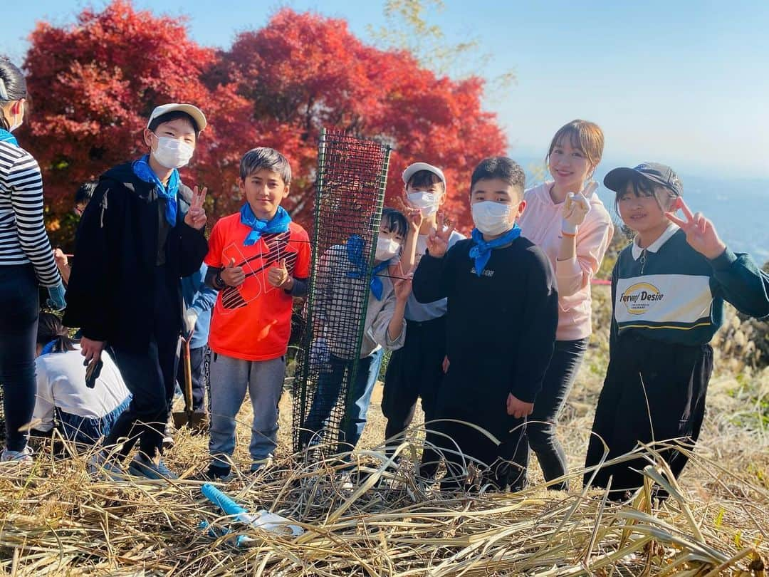 立石純子さんのインスタグラム写真 - (立石純子Instagram)「㊗️秦野市立北小学校 学校林100周年記念植樹㊗️ 　 11月24日(金)　 先日の秦野市立北中学校に続き、母校である秦野市立北小学校にて、学校林100周年記念植樹に参加させていただきました😊　 　 植樹祭のスタートは北小学校中庭から🚶 小学校6年生全クラスの皆さんと目指すは秦野を一望できる展望台がある美しい #菜の花台 へ！　 (夜はパノラマの夜景スポットとしても大人気の秦野おすすめの場所です🌌)　 　 歩いて約2時間半の行程。　 初めて登るよ！という生徒さんも多かったのですが、みんなで声を掛け合いながら、時に歌いながら、ヒルに会わないように草木の中に入らないようにしてもらったり。笑　 幸運にも快晴で暖かな陽気に恵まれたので そよぐ草木と太陽の美しさ、風の気持ちよさを感じた時はみんな「気持ちいい〜！」と声をあげていて☺️　 こっそり隣でみんなはどんな感想を持つかな？と口から出る言葉に耳をそばだてていたので、疲れた！よりもそんなご機嫌な言葉が次々に声に出たのは本当に嬉しかったです☺️😋　 　 誰1人欠けることなく、予定より巻いて笑！登頂。　 お弁当をいただき、記念植樹へ☺️🌳　 森林組合様たちも立会いのもと、みんなで協力してなんと50本もの植樹が叶ったのでした。　 そして、先輩方が100年前に植えて下さった学校林を見に行ったりも♪　 目を閉じて1分間の瞑想タイムもあって、みんなの生き生きとした顔が忘れられません😊　 　 最後は私のピアノを持ち込んで、こっそり練習を重ねていた校歌をみんなで☺️♪(校長先生がきっとみんなが喜んでくれると思います！と提案くださったのでした😌🎹)　 盛りだくさんでくたびれていただろうに、響き渡るみんなの良い声♪　 自然と音や声が一体化する気持ちよさも、そしてみんなが一生懸命植えた木々にもパワー溢れる声を聴いてもらえたのではないかと思います🤲✨　 私自身もとーーーっても楽しかった！ 　 素晴らしい節目のタイミングでご縁が広がり、このような機会を頂けたこと。　 改めて高橋校長先生初めお世話になりました先生方、森林組合の皆様、秦野市役所の皆様。本当にありがとうございました😊 　 　 追伸:まさかの人生初の植樹祭は2Daysに。生きていて&シンガーソングライターとして2Days植樹祭に音楽と共に携わらせて頂くことはそうないと思うので、本当に不思議な人生です😊笑🌳　 #秦野 #秦野私立北小学校 #母校 #juniorhighschool #シンガーソングライター #はだのブランドアンバサダー #live #ライブ #校歌 #記念植樹 #校歌 #登山 #ハイキング #菜の花台展望台 #夜景 #絶景 #beautiful #locnation #小6 #思い出 #お弁当 #展望台からの景色 #100周年 #ありがとう #集合写真 #🌳」11月25日 19時14分 - junkokokotateishi