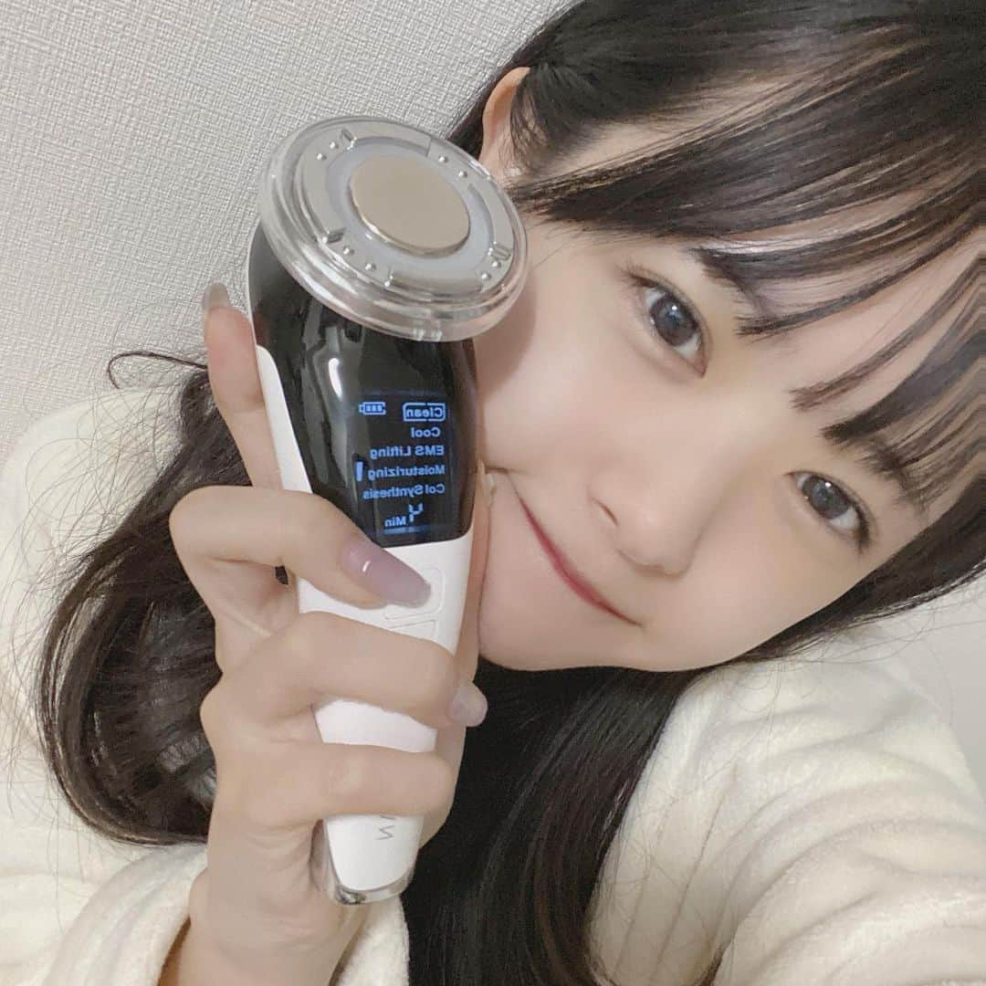 長南舞さんのインスタグラム写真 - (長南舞Instagram)「最近お肌サボり気味だったので ANLAN(@anlan_official_japan )さんの美顔器に助けてもらおうと思います！🥹  この美顔器は ✩Cleanモード  汚れを除去 ✩EMS Lifitingモード  EMSリフト ✩Moisturizingモード  美容液を浸透 ✩Coolモード  肌を引き締める ✩ Col Synthesisモード  コラーゲン再生 と、沢山モードがあるの👏🏻天才  これを使ってお肌綺麗にするぞー！✨  今ならQoo10メガ割でお得に購入できるみたい！是非チェックしてね✨ ⬇︎Qoo10メガ割BIGSALE⬇︎ 11月22日〜12月3日まで！  #pr #Qoo10 #メガ割 #Qoo10メガ割 #ANLAN #アンラン #アンラン温冷美顔 #ANLAN温冷美顔器 #ANLAN美顏器 #温冷美顏器 #多機能美顏器 #家庭用美顏器  #美顏器 #イオン美顔器 #EMS美顔器 #リフトアップ #スキンケア #毛穴ケア」11月25日 19時15分 - chonanmai