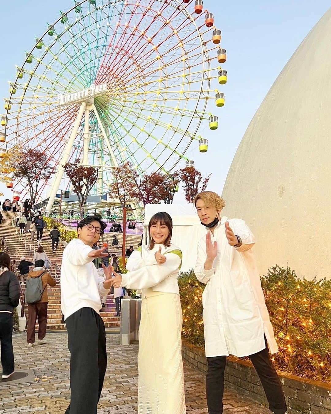 矢井田瞳のインスタグラム：「🎢🎢🎢  ロッチルinひらパー🎡  キッズダンサーとのコラボ、めっちゃ楽しかったよぉ🥺✨未来が眩しかった✨  今回のテーマが「ヒーロー大集合」ということで「ムーンライト伝説」も唄っちゃったりして🎤 たくさんの方が観にきてくれて嬉しかったです、ありがとうございました！  📸ま、まーくん、それはヒーロっぽいポーズではなくてダチョウ倶楽部、、🤣🤣  #矢井田瞳 #松本径 #水野雅昭 #ロッチル #ひらパー」