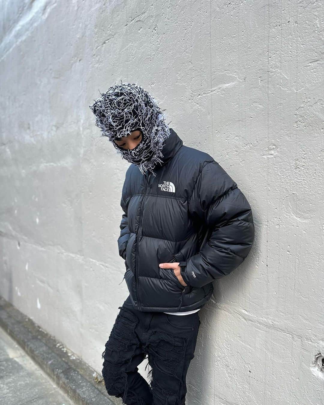 GROW AROUNDのインスタグラム：「#growaroundnewarrivals  THE NORTH FACE  1996 RETRO NUPTSE JACKET 今週WEBUPされたNUPTSEのサイズを比較してみました！！  着用サイズは 1枚目、2枚目 173cm55kgで着用サイズS ３枚目 173cm55kgで着用サイズM ４枚目 179cm72kgで着用サイズL ５枚目179cm72kgで着用サイズXL 6枚目 178cm65kgで着用サイズM 7枚目 178cm85kgで着用サイズXL  サイズは身幅が大きめで着丈が短めのシルエットになっています。 サイズチャートはこちらを参考下さい。  ●XS  着丈:65cm 身幅:51cm 袖丈:64cm ●S  着丈:66cm 身幅:56cm 袖丈:65cm ●M  着丈:67cm 身幅:60cm 袖丈:65cm ●L  着丈:68cm 身幅:65cm 袖丈:68cm ●XL  着丈:71cm 身幅:70cm 袖丈:68cm ●XXL 着丈:72cm 身幅:73cm 袖丈:68cm  採寸方法は 着丈、背面リブ下から裾まで。 身幅、脇下から脇下にかけて。 袖丈、肩の切り替え部分からリブまで。」