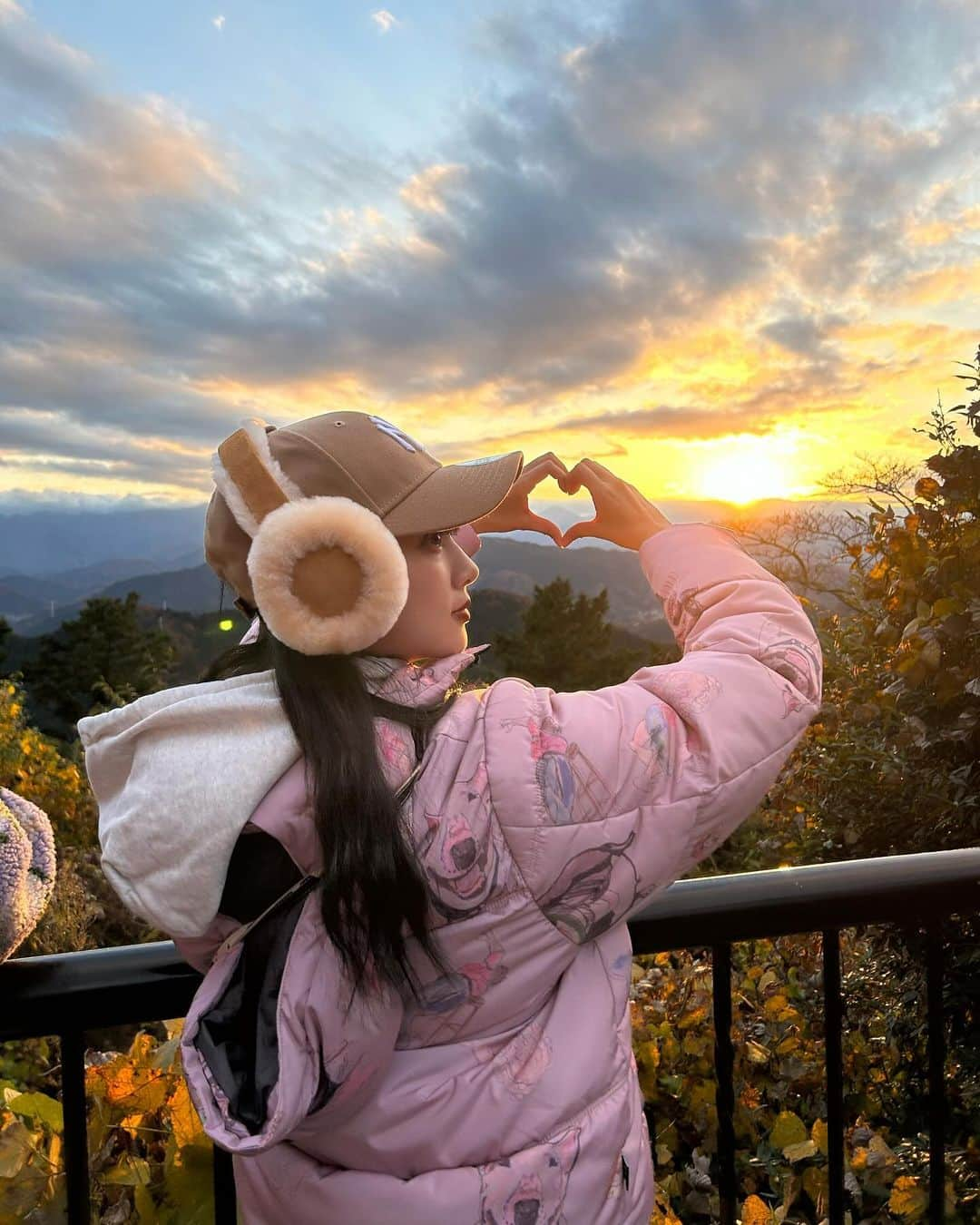 HITOMIさんのインスタグラム写真 - (HITOMIInstagram)「大人になってからは初めての山登り⛰️ 　 小さい頃家族や友達とよく行ってたから めちゃくちゃ懐かしい気持ちになった〜〜！！ またこういう自然に触れる日つくろって思えた！」11月25日 19時18分 - __htm.13__