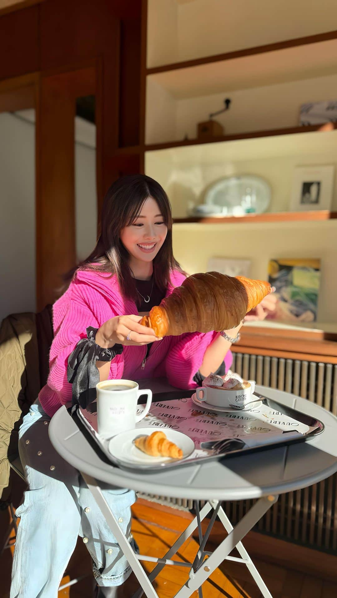 一木美里のインスタグラム：「자이언트 크로와상🥐♥️  📍 @ouvert_seoul ouvertはいくつかあるけどmaison ouver( 누하동124 )のお店だけ大きいクロワッサンがあるみたい🤍電話かDMで予約必須🥐😋🤍  📍Maison Ouvert  서울 종로구 필운대로5나길 2  (누하동124 )  #자이언트크로와상#giantcroissant#クロワッサン#韓国カフェ」