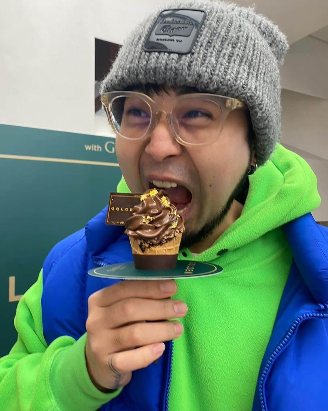 マーキュリーのインスタグラム：「ジョングク×GODIVAのオタ活してきた🍫🍦💜 狎鴎亭ロデオのGODIVAでまだやってるはずー！！！  #ジョングク #jeonjungkook #godiva #アイス濃いめ #金箔美味しかったね #この服着てたら暗い道も安全 #帽子はオニツカタイガー」