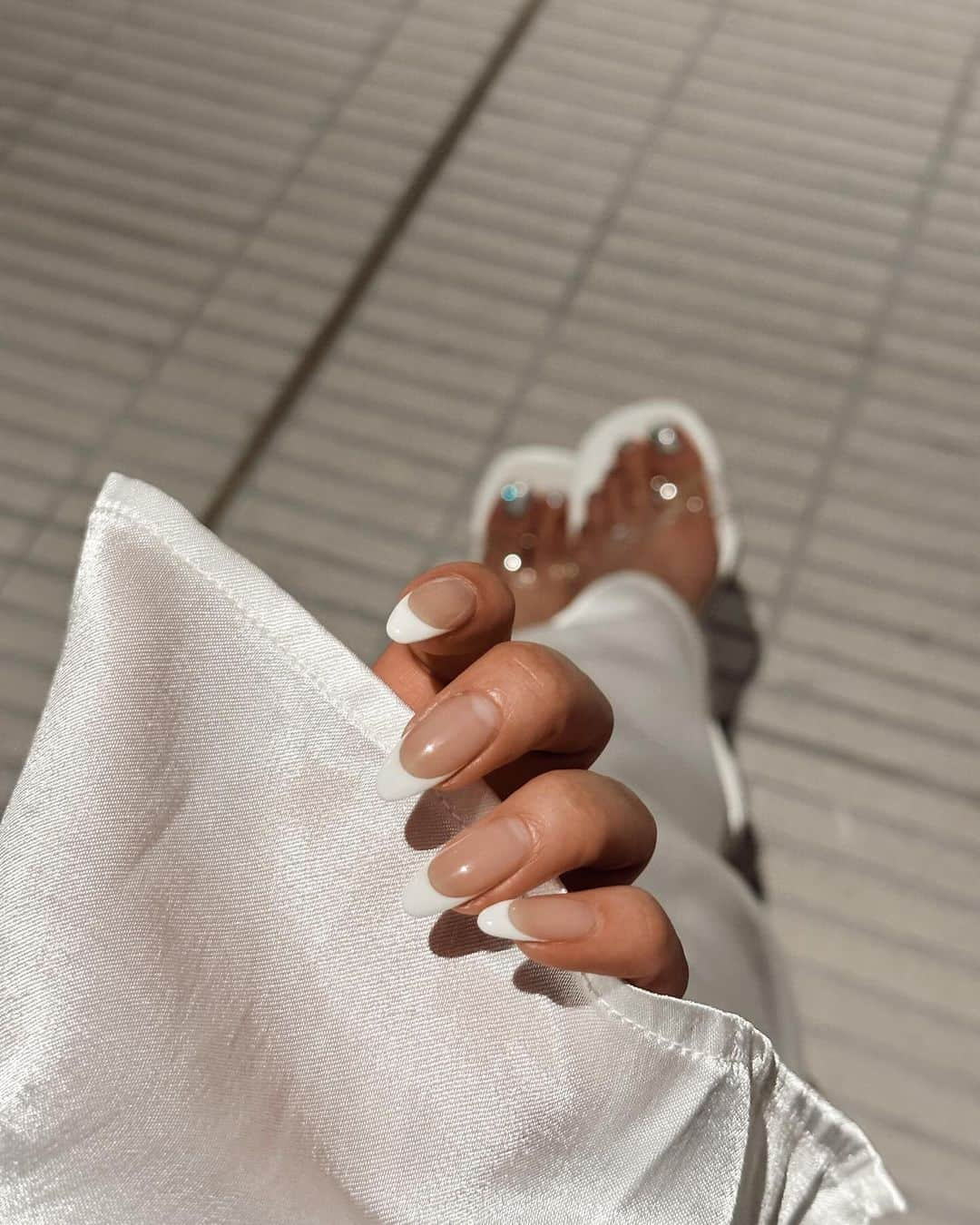 中嶋杏理さんのインスタグラム写真 - (中嶋杏理Instagram)「wedding nails 🪙⚖️  foot @sayo_nails  hand @lien_liliy   ハンドは安定の綺麗なグラデフレンチ フットはシルバーラメ🩶  過去のネイルは #あんネイル💅🏽 にまとめています📃  . #wedding#weddingnails#nail#nailart  #フレンチネイル#フレンチ#フットネイル」11月25日 19時22分 - anrinakajima