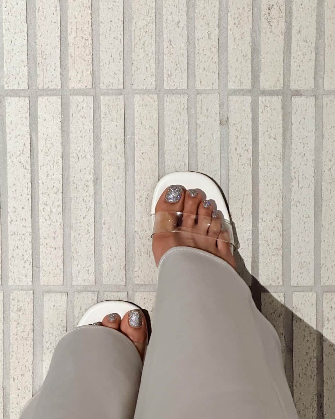 中嶋杏理のインスタグラム：「wedding nails 🪙⚖️  foot @sayo_nails  hand @lien_liliy   ハンドは安定の綺麗なグラデフレンチ フットはシルバーラメ🩶  過去のネイルは #あんネイル💅🏽 にまとめています📃  . #wedding#weddingnails#nail#nailart  #フレンチネイル#フレンチ#フットネイル」