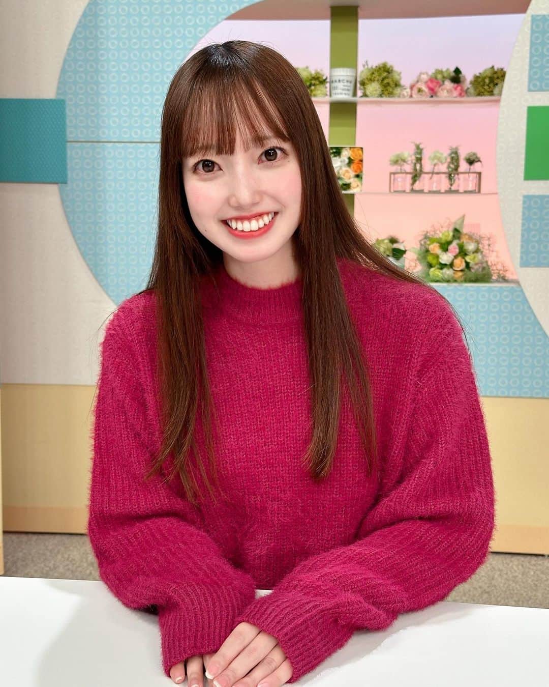 石井奏美のインスタグラム：「今日のシアワセ気分の衣装です👗 濃いめピンクのニット🩷  すっかり冬服ばかり着るようになりました。 前髪も重めにしてみました〜！  寒くなってきましたから、 皆さん暖かくして 体調お気をつけください🧣  今日も1日お疲れ様でした💐🧸  #岡山#香川#アナウンサー#衣装 #fashion#ootd」