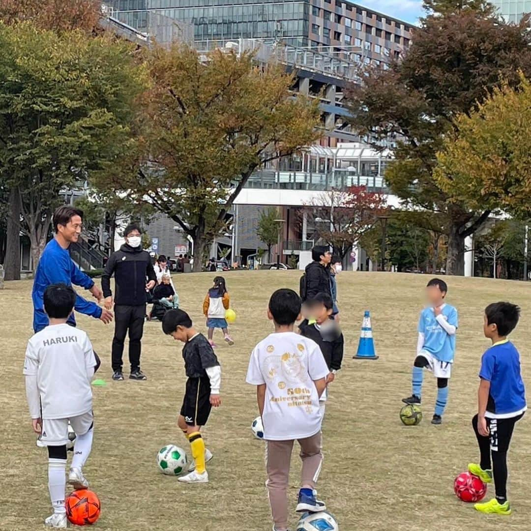 福西崇史さんのインスタグラム写真 - (福西崇史Instagram)「. アシックス豊洲公園サッカー教室⚽️ . ちょっと寒くなってきたけど、元気にチャレンジ⚽️ みんなやればできる💪 . #アシックス #asics #豊洲公園 #サッカー教室 #福西崇史 #チャレンジ #笑顔 #成長 #子供達 #soccer」11月25日 19時25分 - takashi_fukunishi