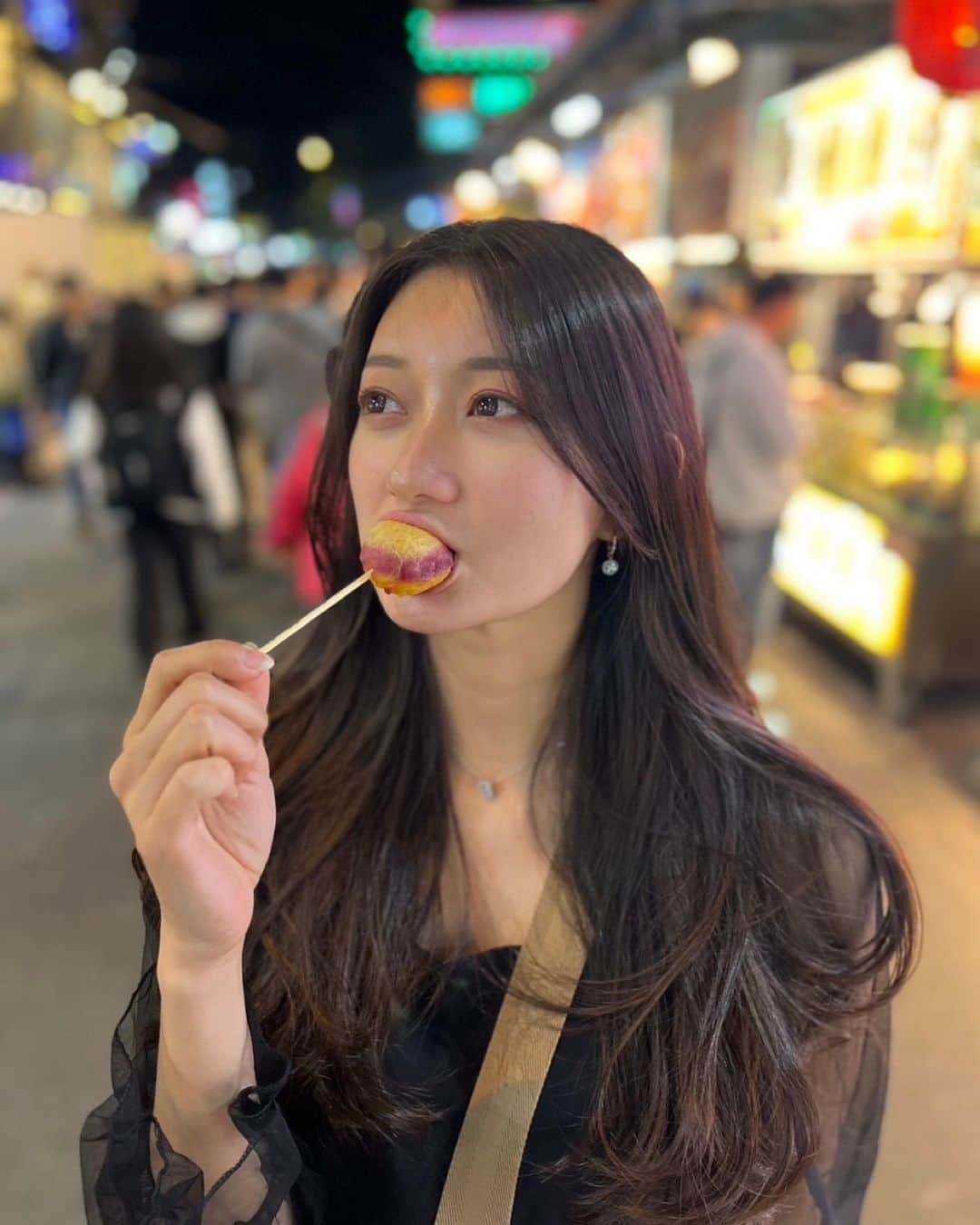 あゆみさんのインスタグラム写真 - (あゆみInstagram)「地瓜球 . 台湾でハマって1番食べたもの🍠いもボール 写真は逢甲夜市だけどどこの夜市にも売ってた 沖縄の三矢本舗の三矢ボールに似ててうんまい . #台湾 #旅行 #台中#逢甲夜市 #地瓜球」11月25日 19時26分 - ayumiiii26