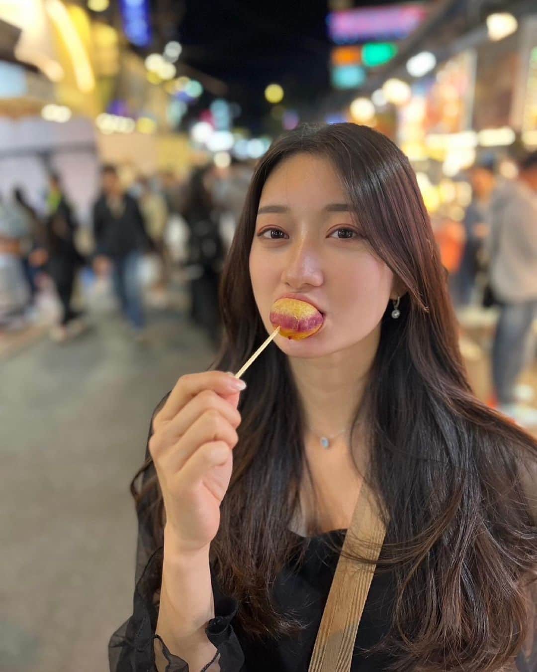 あゆみさんのインスタグラム写真 - (あゆみInstagram)「地瓜球 . 台湾でハマって1番食べたもの🍠いもボール 写真は逢甲夜市だけどどこの夜市にも売ってた 沖縄の三矢本舗の三矢ボールに似ててうんまい . #台湾 #旅行 #台中#逢甲夜市 #地瓜球」11月25日 19時26分 - ayumiiii26
