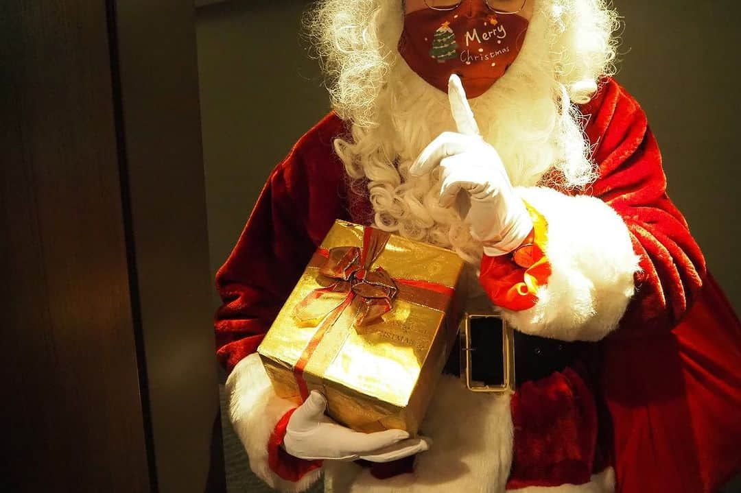 ホテル ニューオータニのインスタグラム：「【Shhhh…Santa is coming to your room! A special plan limited to holy nights🎅🎁／サンタがお部屋にやって来る！？聖夜限定スペシャルプラン🎅🎁】  《NOC／NOL会員限定》Coming Santa Claus  Exclusively for  New Otani Club & New Otani Ladies members only a special coming of Santa Claus plan  サンタクロースがお部屋へ訪問しプレゼントをお届けいたします。お子さまや大切な方へサプライズをして思い出に残る特別な瞬間をお過ごしください。  ◇ご予約・詳細は @hotelnewotanitokyo プロフィールのURLより、「CHRISTMAS」リンクをタップ👆  Santa Claus will visit your room and bring you a present. Please give your children and loved ones a surprise visit from Santa and create a moment to remember.  ◇ For reservations and details, tap the Christmas link from the URL of @hotelnewotanitokyo profile👆  期間　12/22（金）～25（月）【1日限定15室】 料金　1室2名さま　 ニューオータニクラブ会員 ¥61,000～ ニューオータニレディース会員 ¥72,000～ ※料金には1泊室料、朝食、税金・サービス料が含まれます。 ※ご予約はご宿泊の3日前まで。  #イルミネーション #クリスマスツリー #クリスマス #クリスマスイブ #クリスマスパーティ #クリスマスプレゼント #サンタ #サンタクロース #サプライズ #santaclaus #christmas #xmas #ホテル #東京ホテル #ホテルステイ  #ホテルニューオータニ #ニューオータニ #hotelnewotani #newotani  #tokyo #japan #tokyotrip  #tokyotravel #tokyohotel #hotelstay #virtualtour #forbestravelguide #futuretravelguide #thepreferredlife」