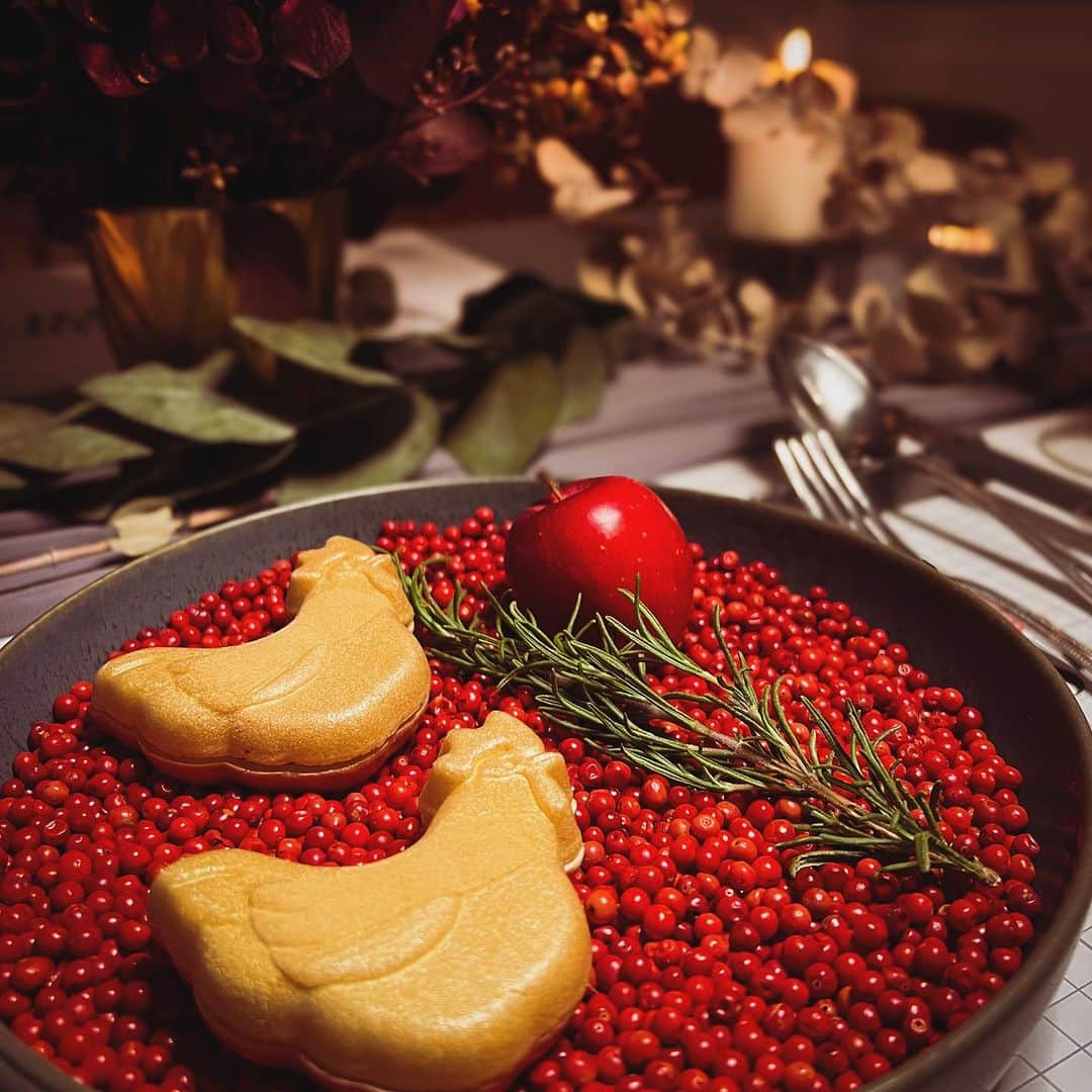 HOTEL EMANONのインスタグラム：「. 12/23~12/25<LUNCH/DINNER〉限定 Xmasコースご予約受付START!!  -DINNER TIME COURSE- フォアグラと白レバーのクロスティーニ風もなか  高級食材フォアグラのペーストに 甘酸っぱいりんごのアグロドルチェをもなかに。 是非白ワインとご一緒にお楽しみください  ご予約お待ちしております！  #渋谷#渋谷カフェ#ディナー #デート#クリスマス」