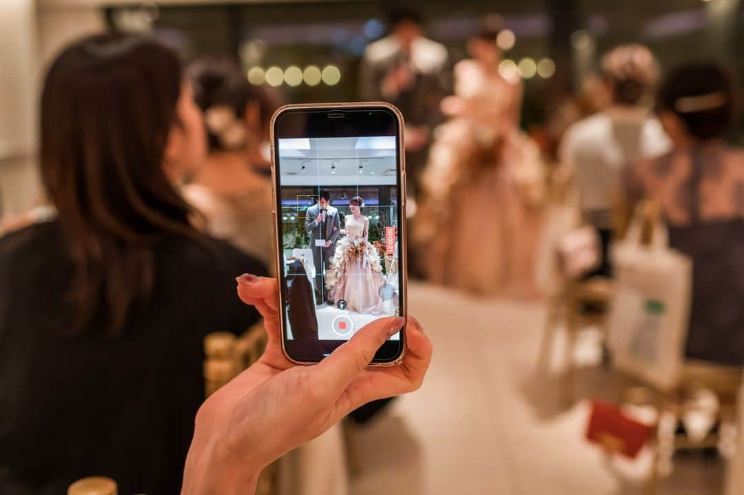 ラバンクドロアのインスタグラム：「* * 披露宴中のワンシーン🌹 * おふたりとゲストのみなさまとの 距離が近いからこそ！ 大切な瞬間を逃すことなくお写真におさめて いただけます♪ * * ルシェルブラン表参道はお洒落な トレンドショップの中にひっそりと佇む1軒家🍃 森の中にすいこまれるような緑いっぱいの エントランスをくぐっておふたりの隠れ家へ… 貸し切りで過ごせるプライベート空間を 思いっきり楽しむ♪ 最高のおもてなしWeddingを叶える お手伝いをさせていただきます！ * * ▷ブライダルフェア Instagramプロフィール画面HPよりご予約可能です🌿 * * ルシェルブラン表参道 〒150-0001 東京都渋谷区神宮前5-17-22 * アクセス 明治神宮前駅より徒歩5分 表参道駅より徒歩6分 原宿駅より徒歩8分 * 複数駅利用可能でアクセス抜群！ キャットストリート沿いの貸切ウェディング♪ * * #lecielblanc #ルシェルブラン表参道  #ルシェルブラン #wedding  #weddingdress #flowers  #weddingphotography #bride  #結婚式 #花嫁 #ウェディングドレス  #表参道結婚式 #ゲストハウスウェディング  #フォトウェディング #ドレス選び #前撮り  #ウェディングフォト  #式場探し #ブライダルフェア #2023花嫁 #2024花嫁 #おしゃれ花嫁 #貸切ウェディング #ブーケ」