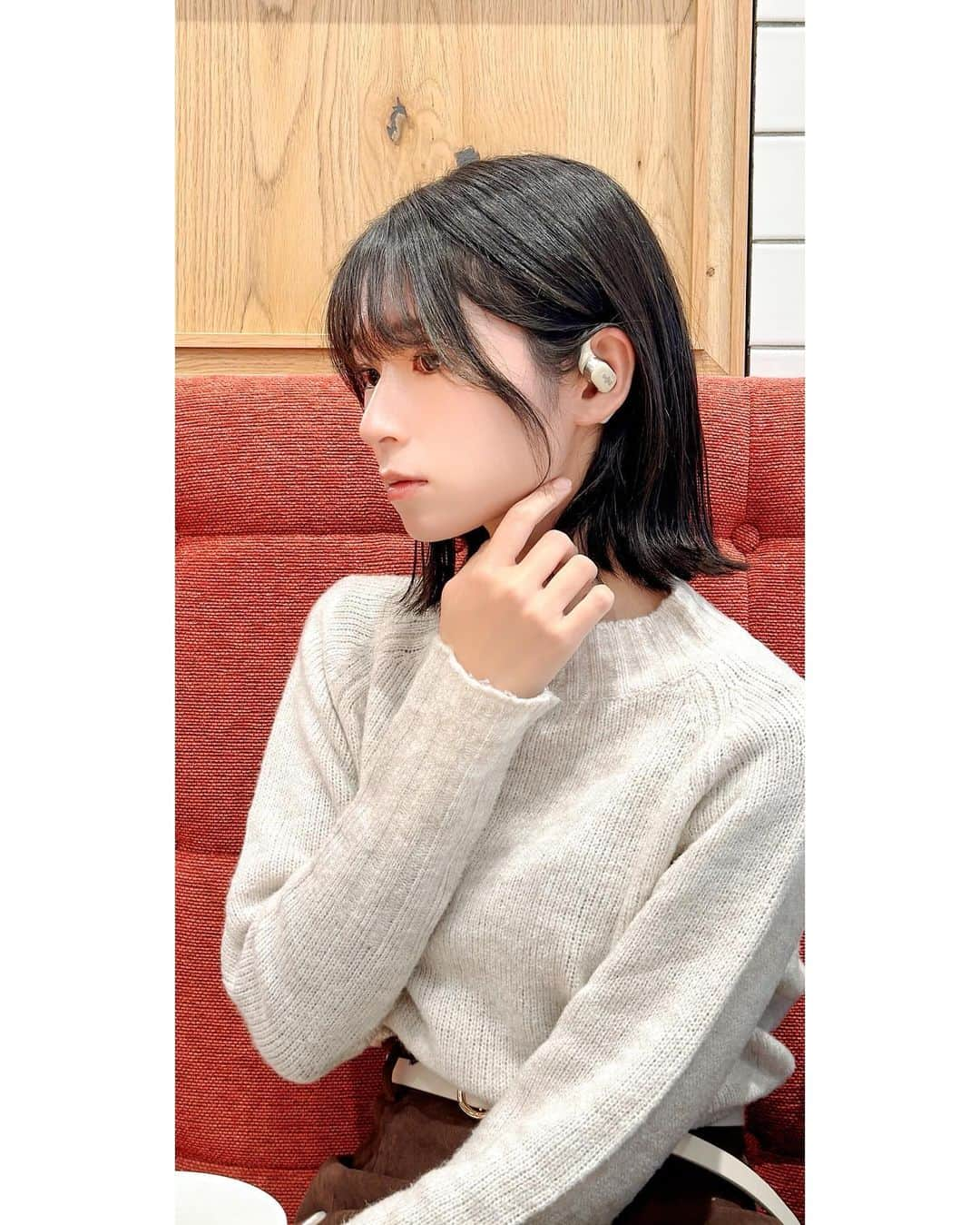 ちかちゃさんのインスタグラム写真 - (ちかちゃInstagram)「. 【PR】 Shokzの新しいイヤホン見て🎧 ベージュかわいい( ◜࿁◝ ) めちゃ軽だから着けてるのよく忘れる  もともとOpenRun Pro Miniを使ってて そっちも便利で好きなんだが 今回の新しい方(OpenFit)は、よりコンパクトになって使いやすい  個人的に、耳に密着するイヤホンが得意ではなくて ヘッドホンかこういうオープンイヤーのやつしか使えないから、 Shokzのはお家でも仕事でも本当に重宝してる(ᯅ̈ )♡ チェックしてね〜 . . . 商品情報を載せておく☟  商品名：OpenFit https://jp.shokz.com/products/openfit 価格：24,880円 【特徴】 1. 快適性を追求したオープンイヤーデザイン 2. 際立つ高音、クリアな中音、そして迫力ある低音の完璧なバランスを実現するDirectPitch™技術 3. 装着したことを忘れるほど軽く、バランスのとれたデザイン 4. 通話品質を確保するためにAIコールノイズキャンセリング技術を採用 5. 1回のフル充電で最長7時間の連続再生が可能、保護用充電ケースを使用すれば28時間再生可能 6. 5分間の充電時間で1時間のバッテリー駆動が可能 7. IP54の防水性能 . . . @shokzjp  #Shokz #OpenFit #ワイヤレスイヤホン #ブラックフライデー」11月25日 19時30分 - ch1kaphoto