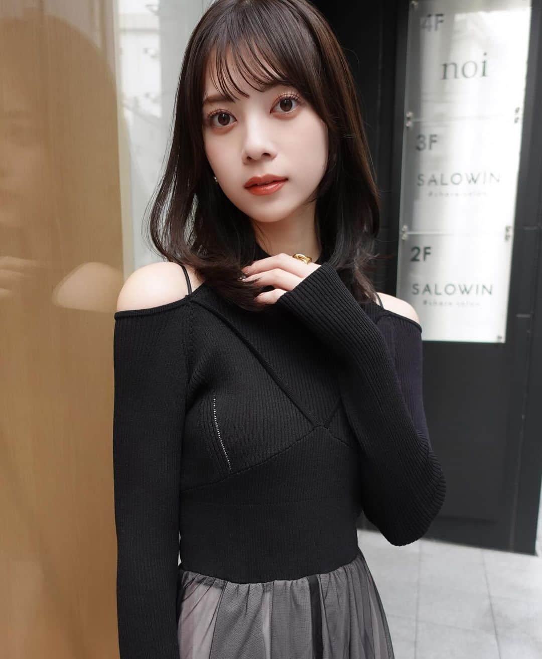 OYAMA KENICHIさんのインスタグラム写真 - (OYAMA KENICHIInstagram)「layer cut mono greige🎨 綺麗に伸ばしていきましょう いつもありがとうございます❤︎ #レイヤーカット  #ミディアムヘア  #ワンカール #前髪カット #前髪 #顔まわりカット  #グレージュ #ブラウン」11月25日 19時30分 - kenichi_oyama_