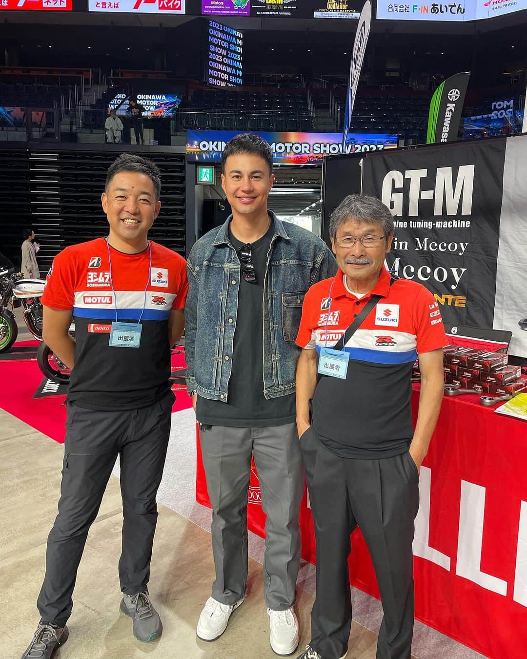 ユージのインスタグラム：「OKINAWA MOTOR SHOW2023初日が終わりました🏍️💨車もバイクもたくさんで楽しい1日でした😊そして、バイク乗りで知らない人はいないあの世界の「ヨシムラ」の二代目社長、吉村さんともあ話ができました🥹ちなみに現在制作中の僕のマーク2のカムシャフトもヨシムラ製です👍🏼マニアックですみませんw いろんな方にお会いできましたし、最高に楽しかったです。明日もトークショーあるのでお会いできるのを楽しみにしてます❗️ 和久井社長もありがとうございました😊」
