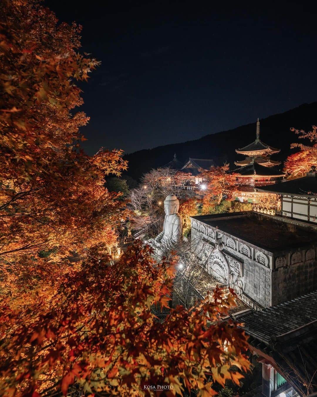 コサのインスタグラム：「壷阪寺の紅葉も見頃を迎えてました👏 ライトアップは綺麗なのでオススメです✨ . Location:奈良 Nara /Japan🇯🇵 Date:2023年11月 Camera:Z9 / Z 14-24mm f2.8 Official:@tsubosakadera . #壷阪寺 #みんすと紅葉祭 #nikoncreators #nikoncreators_2023morningandnight #japancityblues #アドビちいさい秋みつけた2023 #NSG_IG #暗がり同盟 #longexposure_japan #bestjapanpics #japan_bestpic_ #japan_waphoto #紅葉 #mf_landscape #invisible_cool_part #m_v_shotz #Rox_Captures #raw_japan #deaf_b_j_ #colore_de_saison #tokyocameraclub #art_of_japan_ #jgrv_member #team_jp_ #photo_jpn #sorakataphoto #LBJ_KING #japan_best_pic #広がり同盟メンバー #special_spot_legend」