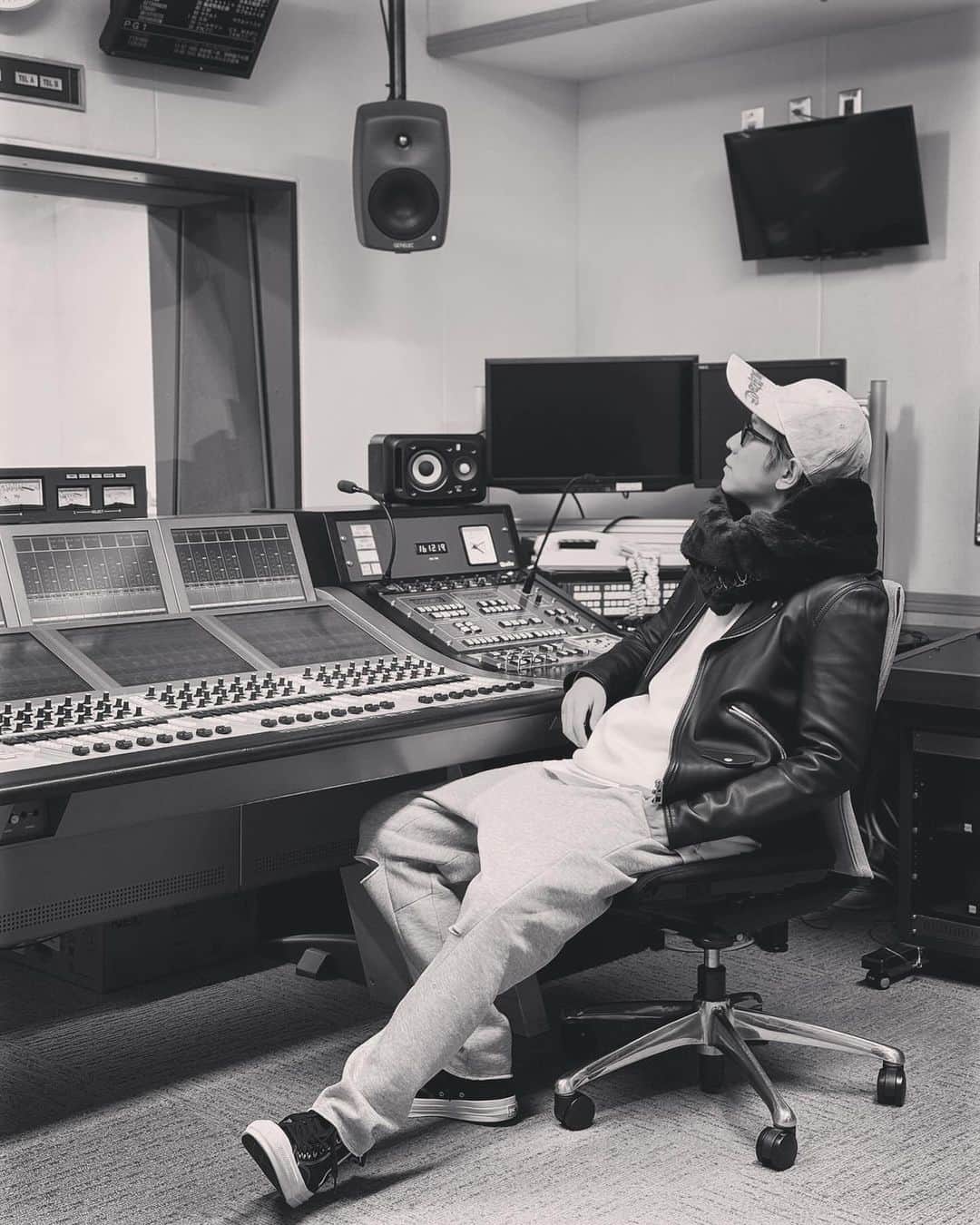 小山慶一郎さんのインスタグラム写真 - (小山慶一郎Instagram)「⁡ Radio 📻 I was recording my radio show. ⁡ jacket / @loewe #koyama_style」11月25日 19時31分 - keiichiro.koyama