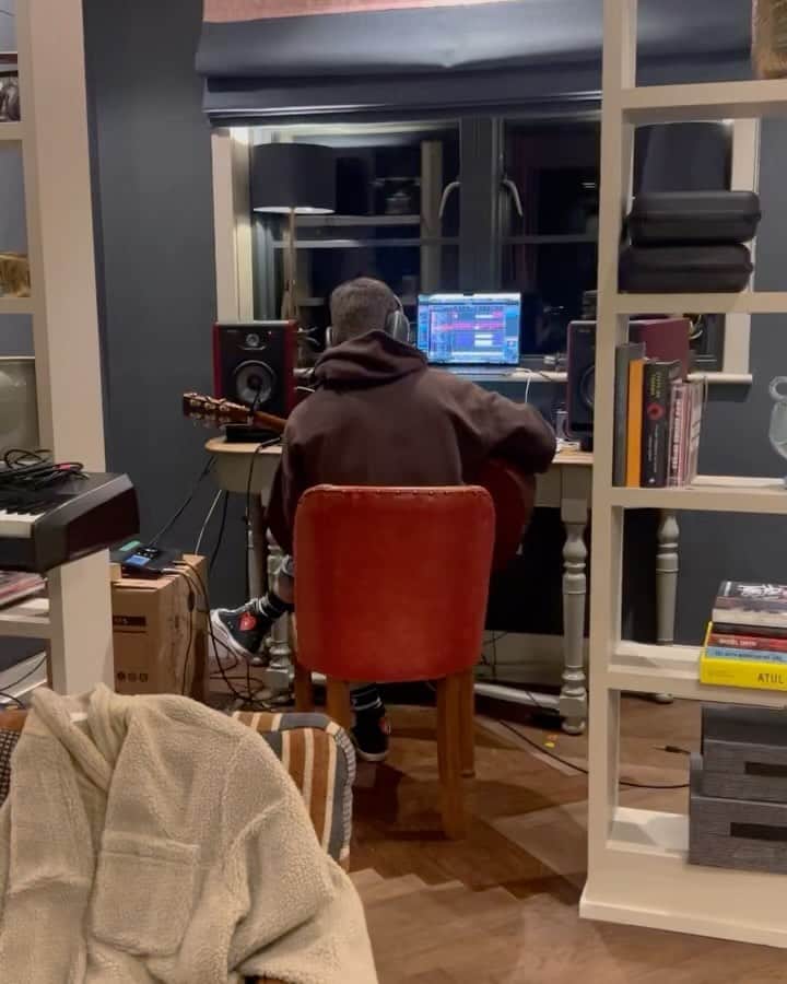 ガブリエル・アプリンのインスタグラム：「Lovely week writing lovely songs with lovely people. Also my new thing is puzzles I can’t get enough!! I hope you all have a nice weekend x」