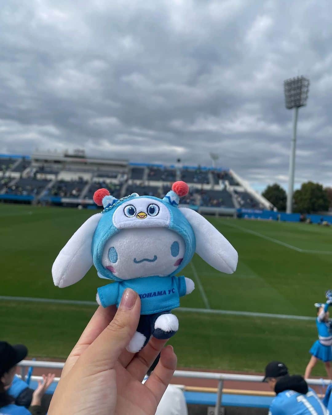 橋本麗愛さんのインスタグラム写真 - (橋本麗愛Instagram)「🏆2023明治安田生命J1リーグ  #横浜FC -#湘南ベルマーレ  結果は残念だったけどかわいいぬいゲット出来た( ｰ̀дｰ́)و   #フリ丸 × #シナモロール 💖  #yokohamafc」11月25日 19時33分 - rena_hashimoto