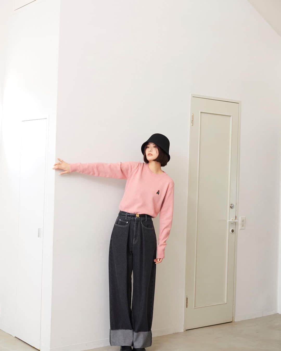 のインスタグラム：「.  SNIDEL/BEARPAW 愛らしいベアが冬のSNIDELに登場  アメリカ発のブーツブランドBEARPAWとSNIDELの初となるコラボレーション。  中でもアパレルでのコラボレーションは SNIDELが日本発🇯🇵✨  #刺繍ニットプルオーバー【BEARPAW】 ￥16,830 カラー:WHT,DGRY,GRN,PNK サイズ:FREE 店頭入荷:12.18(Mon)予定  #コラボモカシン【BEARPAW】 ￥16,830円 カラー：BEG,BLK サイズ：S,M,L 店頭入荷:11.30(Thu)予定  SNOW MAGIC HOLIDAY🎄✨  HOLIDAY LIMITED SHOPPER,NOVELTYをプレゼント✨  ＜LIMITED SHOPPER＞  全国の店舗でお買い上げのお客様に ホリデー限定ショッパーをプレゼントいたします🛍♡  S、M、Lサイズをご用意しております。  ＜LIMITED NOVELTY＞  33,000(税込)をお買い上げお客様に ホリデー限定ノベルティをプレゼント🎁✨  ■ホリデー限定ヘアピン PNK,LAVの2色からお選びいただけます。  ※なくなり次第終了となります。 店舗限定のため、オンラインでの購入は対象外です。  #23WinterSNIDEL #SNIDEL#スナイデル#winter @marshmallow_presscat @snidel_home_official @snidelbeauty @usagionline」