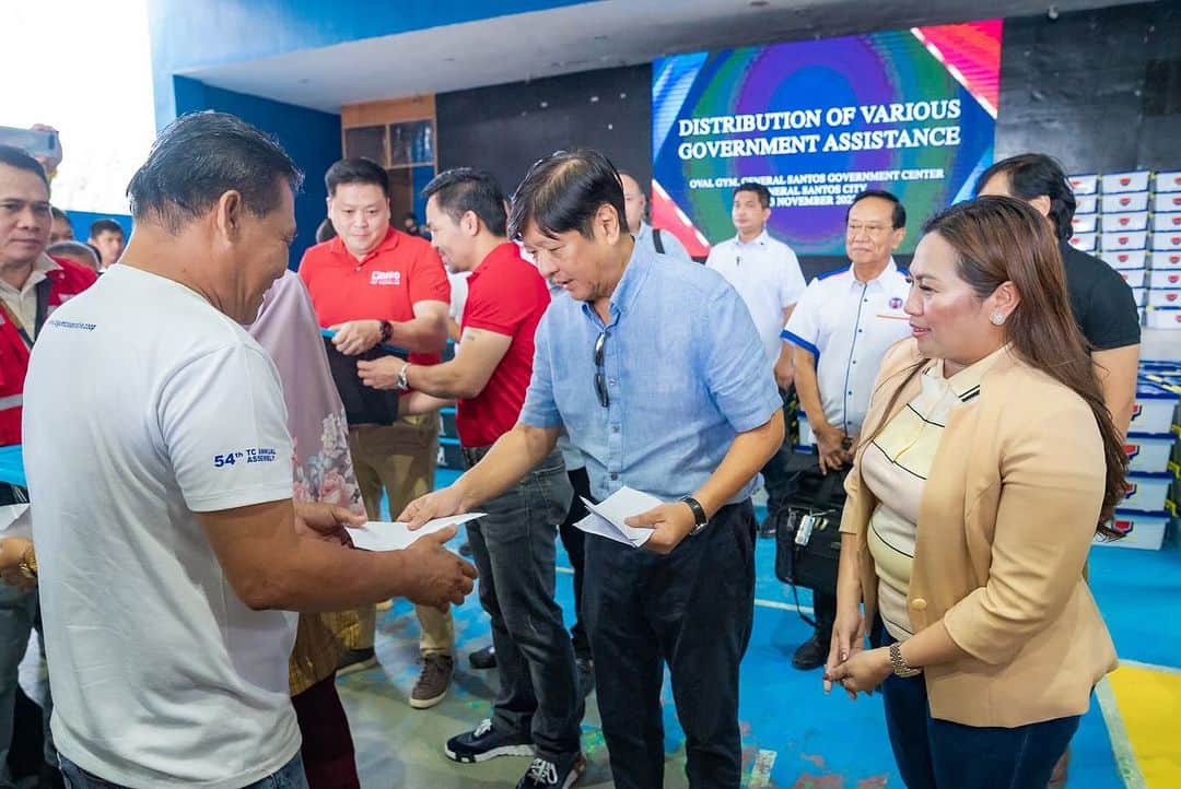 マニー・パッキャオさんのインスタグラム写真 - (マニー・パッキャオInstagram)「We deeply appreciate the attention and support extended by President Ferdinand Marcos, Jr. @bongbongmarcos and various government agencies to Sarangani Province and General Santos City on the aftermath of the 6.8 magnitude earthquake that hit our region. During the Situational Briefing, he assured Gov. Rogelio D. Pacquiao, Gensan Mayor Lorelie G. Pacquiao, Glan Mayor Tata Yap, Jr, Malapatan Mayor Jun Sumbo, that the national government will ensure the rehabilitation of the affected areas. We are grateful for all the help for our constituents as we remain resilient and hopeful amidst the challenges.」11月25日 19時41分 - mannypacquiao