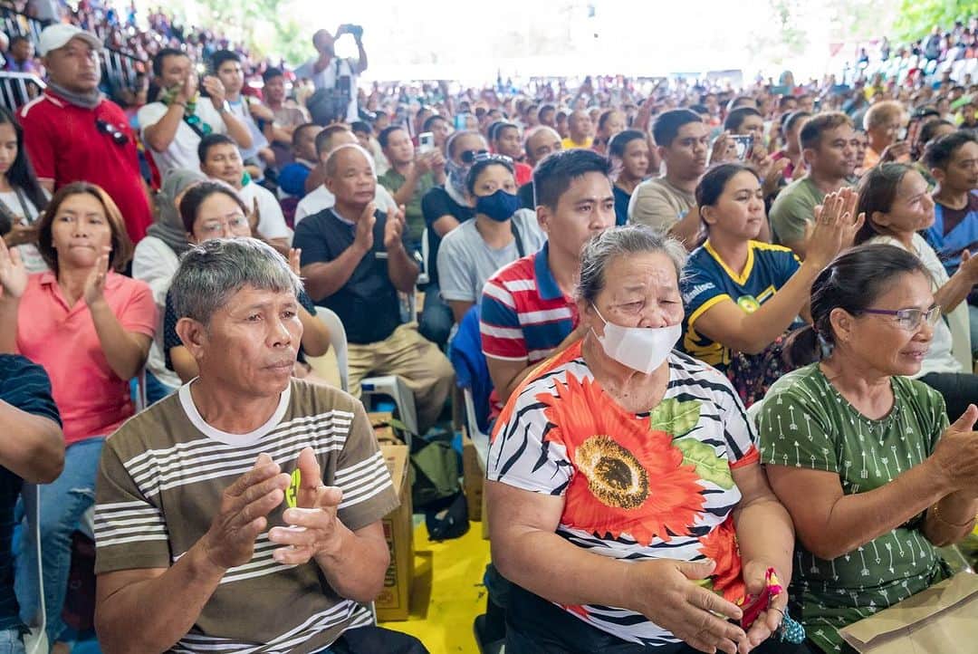 マニー・パッキャオさんのインスタグラム写真 - (マニー・パッキャオInstagram)「We deeply appreciate the attention and support extended by President Ferdinand Marcos, Jr. @bongbongmarcos and various government agencies to Sarangani Province and General Santos City on the aftermath of the 6.8 magnitude earthquake that hit our region. During the Situational Briefing, he assured Gov. Rogelio D. Pacquiao, Gensan Mayor Lorelie G. Pacquiao, Glan Mayor Tata Yap, Jr, Malapatan Mayor Jun Sumbo, that the national government will ensure the rehabilitation of the affected areas. We are grateful for all the help for our constituents as we remain resilient and hopeful amidst the challenges.」11月25日 19時41分 - mannypacquiao