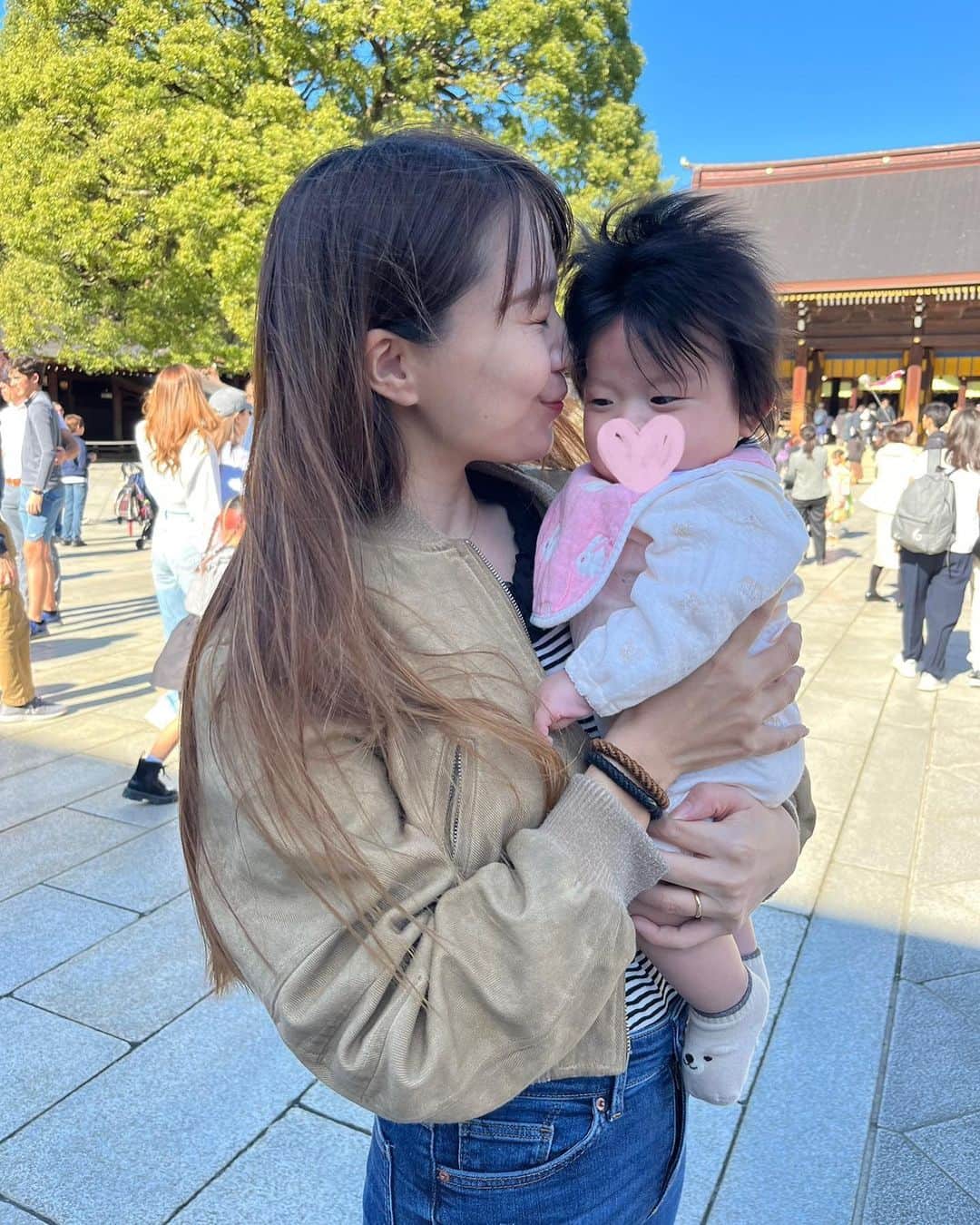 とくさきさんのインスタグラム写真 - (とくさきInstagram)「約2年ぶりくらいの明治神宮⛩💕 すごく快晴で最高の天気の中、参拝できました✨😌 なんか日本人よりも外国の人の方が多くて、ここ日本だっけ？🤔って一瞬なった！笑 . 娘っちにとっては初めての明治神宮でした🥰 次は自分の足で歩けるようになったタイミングくらいで行こうかな👶❤️ . #明治神宮#参拝#女の子ママ#0歳児ママ#ママゴルファー#ゴルフ女子#golfgirl」11月25日 19時43分 - tokusaki_golf