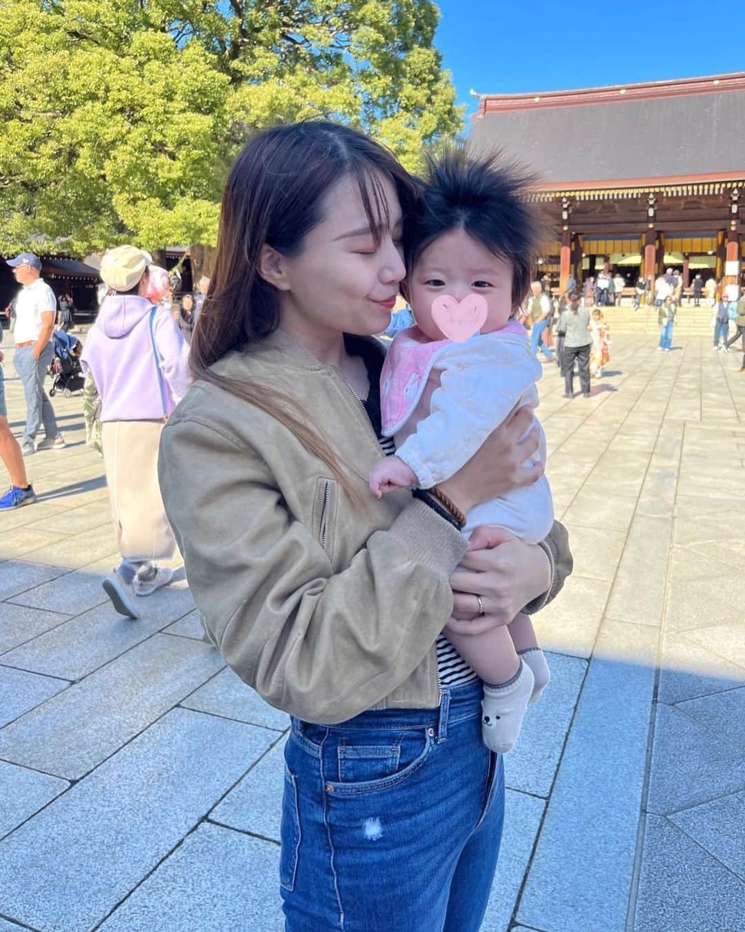 とくさきさんのインスタグラム写真 - (とくさきInstagram)「約2年ぶりくらいの明治神宮⛩💕 すごく快晴で最高の天気の中、参拝できました✨😌 なんか日本人よりも外国の人の方が多くて、ここ日本だっけ？🤔って一瞬なった！笑 . 娘っちにとっては初めての明治神宮でした🥰 次は自分の足で歩けるようになったタイミングくらいで行こうかな👶❤️ . #明治神宮#参拝#女の子ママ#0歳児ママ#ママゴルファー#ゴルフ女子#golfgirl」11月25日 19時43分 - tokusaki_golf