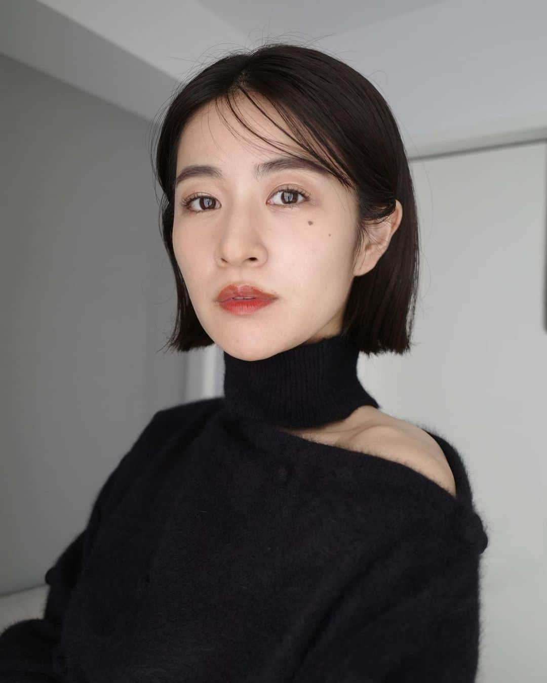 中瀬古ゆきなのインスタグラム：「base make up.  使ったその日から、 「あ！良い！リピートしたい！」 と感じた朝クリームの事。  KANEBOのクリーム イン デイは メイクのりを高めるだけではなく、 乾燥による化粧くずれも防いでくれて これからの季節にもぴったりで◎  長時間うるおいが持続する秘密として、 羊水中で赤ちゃんの肌を覆っているクリーム状の物質 「胎脂(たいし)」の保湿する力と 皮膚を保護する力に着目して、 開発されたクリーム処方「ベビーソフトオイル処方」が 採用されているので長時間のうるおいが持続するクリームです。  ふんわり香るフレッシュフローラルの香りもよくて、 毎朝使うのがとても楽しみなアイテムです！  自然な肌艶を生みたい方や 乾燥にお悩みの方にぜひおすすめしたいです◎  @kaneboofficial  #PR #KANEBO #クリームインデイ #朝クリーム #スキンケア #クリーム #化粧下地 #ツヤ肌」