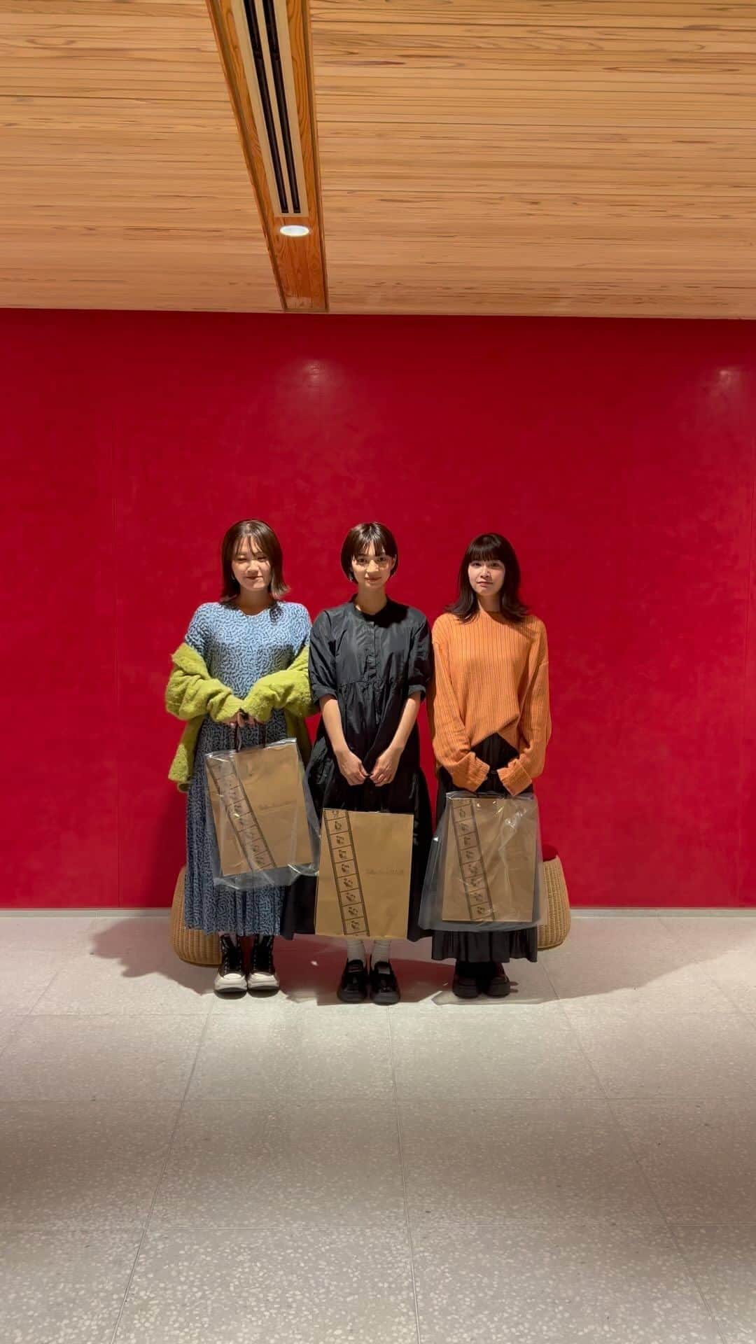 Macoto Tanaka 田中真琴のインスタグラム：「さいきんのはなし 富山旅行の時に、やってみたかったリールを撮ったから仕事の移動時間で編集してみました！ 楽しかった思い出がこんなにエネルギーになるなんて知らなかったなぁ。 動画撮影に付き合ってくれて感謝🫂 舞台『斑鳩の王子』の本番（初日2024年1月10日）に近づくにつれて、やるべき事、やりたいけどできない事を整理しながら日々過ごさないといけないなぁと改めて感じてて、あわあわと焦ってしまいます。 タスクが増えるとすぐパニックになるので、ひとつずつを合言葉に頑張ってます。 舞台是非観に来てください！ ストーリーにまたお知らせ載せますねっ 皆様は仕事とかで焦った時どうしてますかーーー 教えてください😭、」