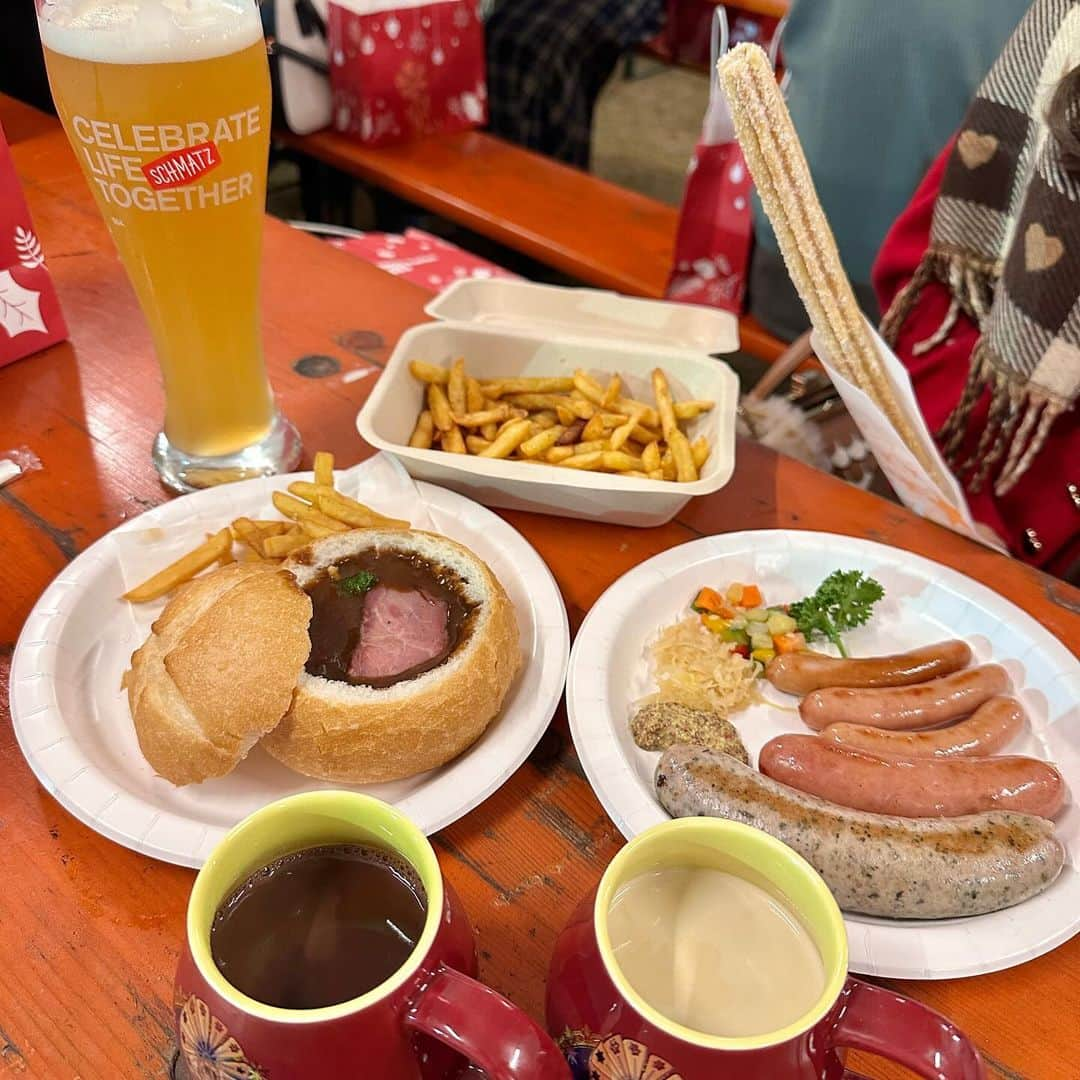 きりたんぽさんのインスタグラム写真 - (きりたんぽInstagram)「クリスマスぴすと 先取りしてきちゃった🎄🥰 ビール‼️デカビール‼️ ビールが世界を救う‼️  #今年は明治神宮外苑でクリスマスマーケット  #年々クリスマス始まるの #早い気がする #あと毎年福袋の販売って早くないか？」11月25日 19時48分 - kiritampopopo