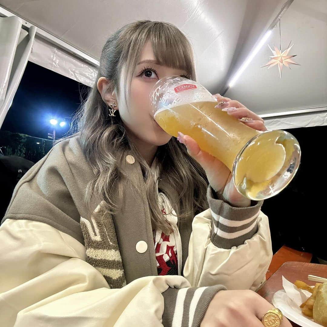 きりたんぽさんのインスタグラム写真 - (きりたんぽInstagram)「クリスマスぴすと 先取りしてきちゃった🎄🥰 ビール‼️デカビール‼️ ビールが世界を救う‼️  #今年は明治神宮外苑でクリスマスマーケット  #年々クリスマス始まるの #早い気がする #あと毎年福袋の販売って早くないか？」11月25日 19時48分 - kiritampopopo