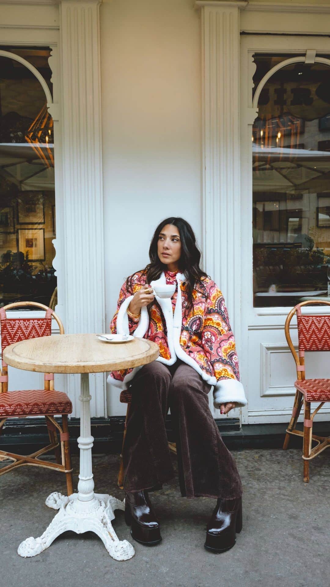 マヌーシュのインスタグラム：「Un samedi à Paris ☕️❤️ @laetitialoreni wears our Kimono velvet fall jacket!」