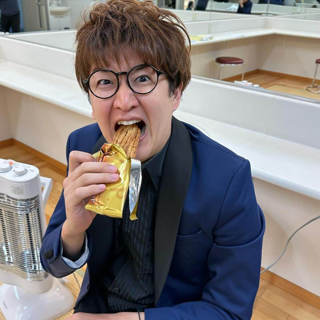 むらせのインスタグラム：「この前の浜松のイベントで頂いた、春華堂さんのうなぎパイ！！  VSOPの風味あって、美味しい😋  #春華堂　#うなぎパイ」