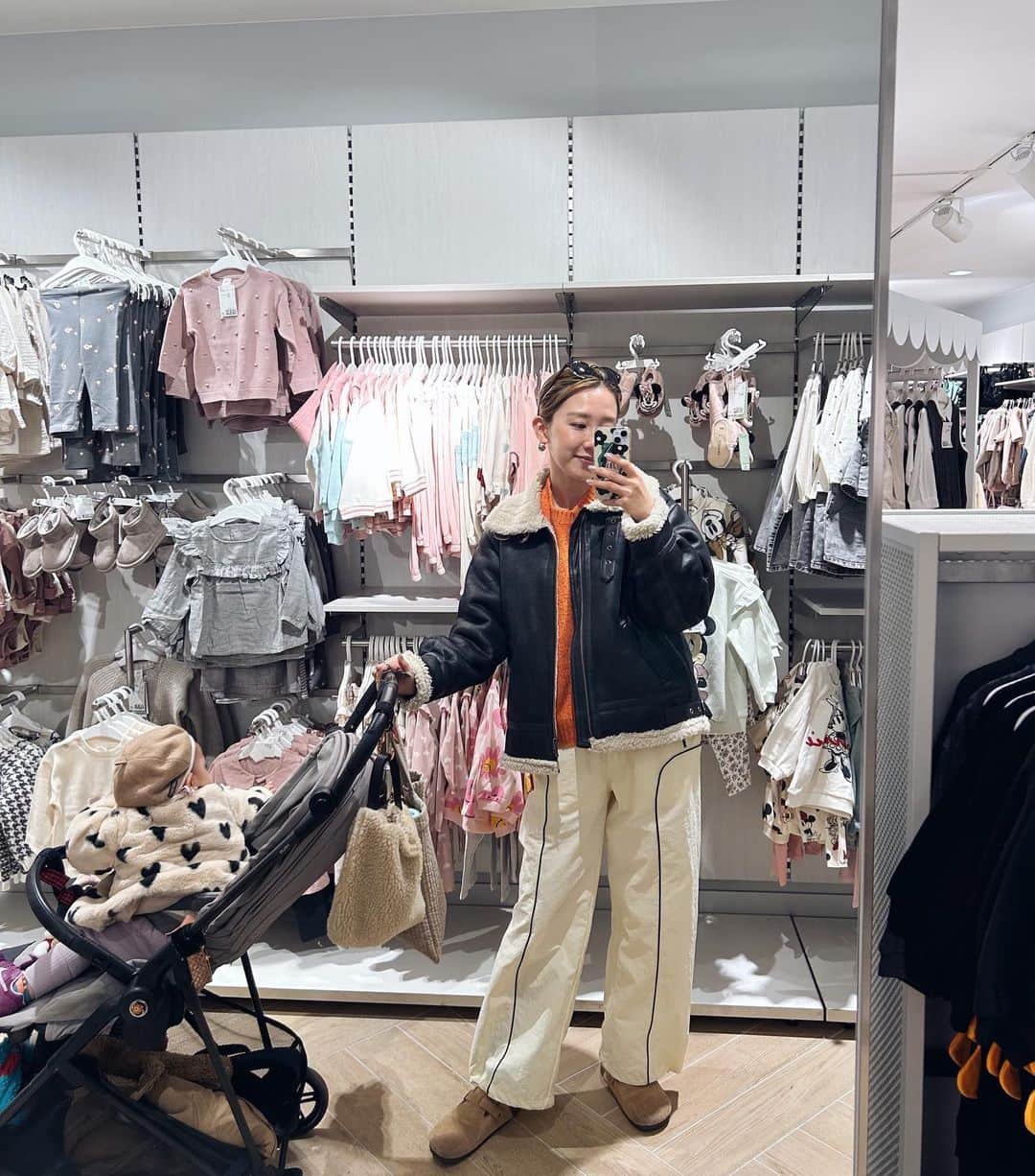 のインスタグラム：「. 👶もサイズ80とか90になってきたから 姉妹お揃いの洋服の種類も増えて買っちゃうよね〜😍 姉妹お揃い着せるのずっと夢だったんだ〜♡ 　  @hm_kids かわいいなー🎄  買った服速攻着たい人👧🏻 （キラキラの服¥500だった💫）  そして新しく💙の帽子買ったら このベレー帽落とした🥲悲」