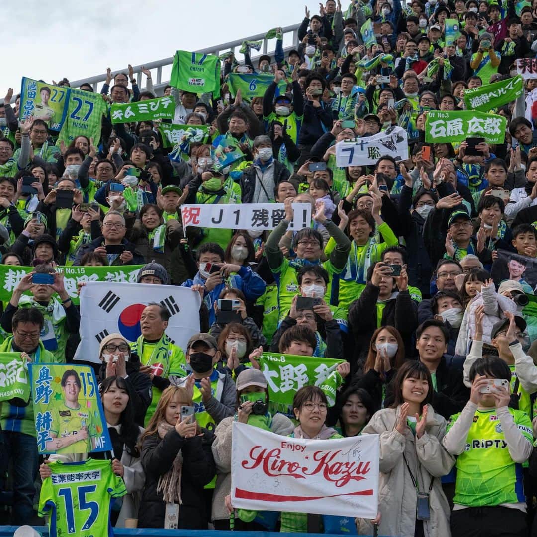 湘南ベルマーレさんのインスタグラム写真 - (湘南ベルマーレInstagram)「ホームのような最高の雰囲気、大きな力になりました‼︎ありがとうございました🟢🔵  あと1試合、大事な大事なホームでの最終戦が残っています。 今日のようなエネルギーをピッチとスタンドの両面から出して、必ず勝利で締めくくりましょう🔥  ✅next home game J1第34節 🗓12月3日（日）14:00 🆚#FC東京 🏟レモンS  #湘南 #ベルマーレ #湘南ベルマーレ #bellmare  #たのしめてるか #BELIEVE #roadtothefuture」11月25日 19時51分 - shonan_bellmare