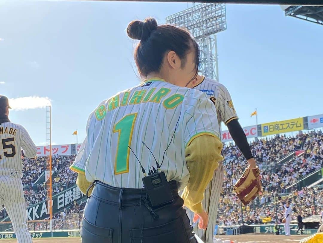 川上千尋さんのインスタグラム写真 - (川上千尋Instagram)「#阪神タイガースファン感謝デー 🐯  今日は寒いかなと思っていたんですが、 とってもいい天気でまさに"ファン感日和"☺️  去年に引き続き出演できた事ほんとに嬉しかったです！  そして何より阪神ファンの皆さん、選手の皆さんの楽しそうな笑顔が見られたことが1番の幸せポイントでした☝🏻🌼  あらためて優勝してくれてありがとうの気持ちと  来季も連覇目指す阪神タイガースを 全力で応援させてください！という気持ちです！！  たのしかったー！！ ありがとうございました！  #阪神タイガース #ファン感 #甲子園  #おつかれ生です」11月25日 19時52分 - this_chihhi