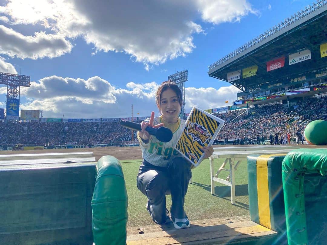 川上千尋さんのインスタグラム写真 - (川上千尋Instagram)「#阪神タイガースファン感謝デー 🐯  今日は寒いかなと思っていたんですが、 とってもいい天気でまさに"ファン感日和"☺️  去年に引き続き出演できた事ほんとに嬉しかったです！  そして何より阪神ファンの皆さん、選手の皆さんの楽しそうな笑顔が見られたことが1番の幸せポイントでした☝🏻🌼  あらためて優勝してくれてありがとうの気持ちと  来季も連覇目指す阪神タイガースを 全力で応援させてください！という気持ちです！！  たのしかったー！！ ありがとうございました！  #阪神タイガース #ファン感 #甲子園  #おつかれ生です」11月25日 19時52分 - this_chihhi