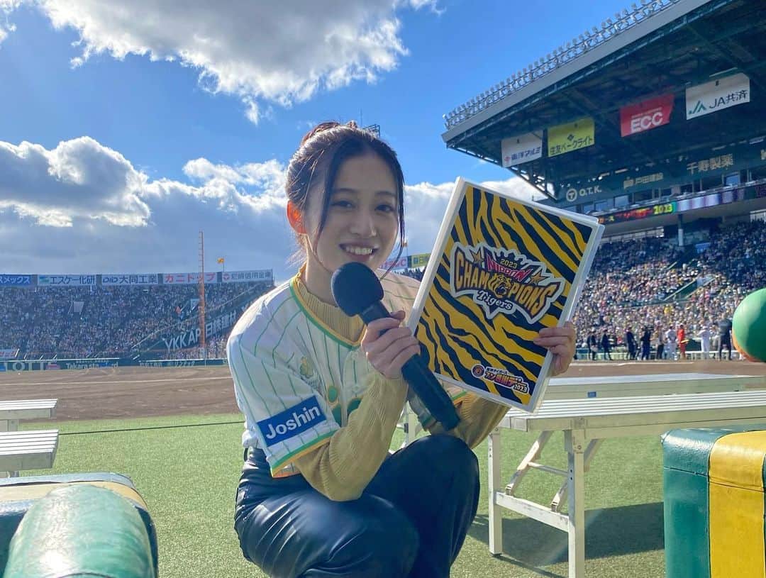 川上千尋さんのインスタグラム写真 - (川上千尋Instagram)「#阪神タイガースファン感謝デー 🐯  今日は寒いかなと思っていたんですが、 とってもいい天気でまさに"ファン感日和"☺️  去年に引き続き出演できた事ほんとに嬉しかったです！  そして何より阪神ファンの皆さん、選手の皆さんの楽しそうな笑顔が見られたことが1番の幸せポイントでした☝🏻🌼  あらためて優勝してくれてありがとうの気持ちと  来季も連覇目指す阪神タイガースを 全力で応援させてください！という気持ちです！！  たのしかったー！！ ありがとうございました！  #阪神タイガース #ファン感 #甲子園  #おつかれ生です」11月25日 19時52分 - this_chihhi