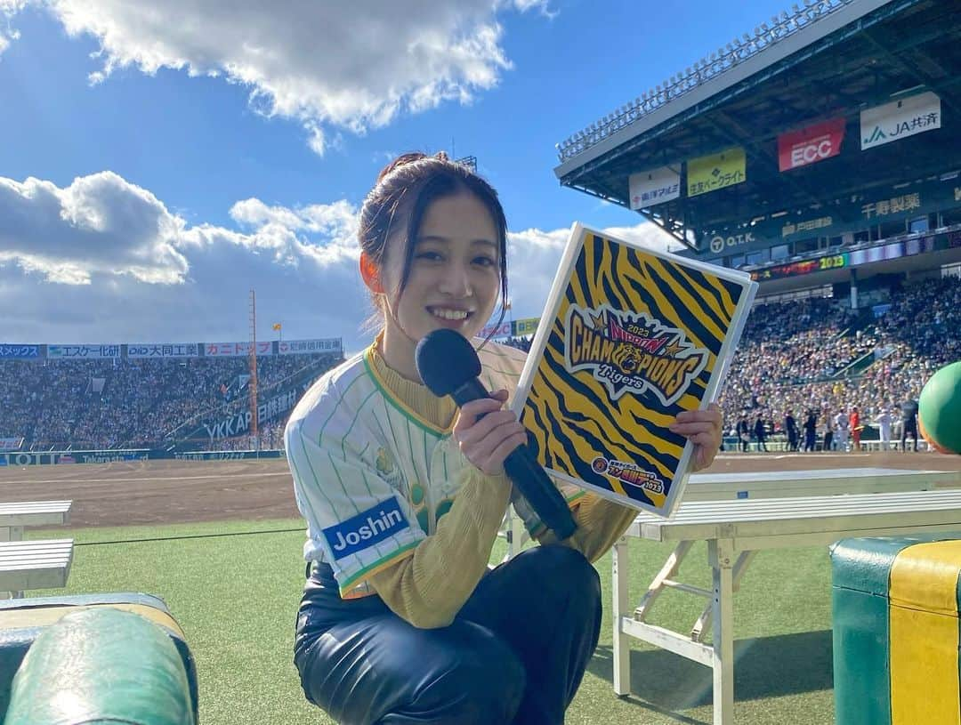 川上千尋さんのインスタグラム写真 - (川上千尋Instagram)「#阪神タイガースファン感謝デー 🐯  今日は寒いかなと思っていたんですが、 とってもいい天気でまさに"ファン感日和"☺️  去年に引き続き出演できた事ほんとに嬉しかったです！  そして何より阪神ファンの皆さん、選手の皆さんの楽しそうな笑顔が見られたことが1番の幸せポイントでした☝🏻🌼  あらためて優勝してくれてありがとうの気持ちと  来季も連覇目指す阪神タイガースを 全力で応援させてください！という気持ちです！！  たのしかったー！！ ありがとうございました！  #阪神タイガース #ファン感 #甲子園  #おつかれ生です」11月25日 19時52分 - this_chihhi