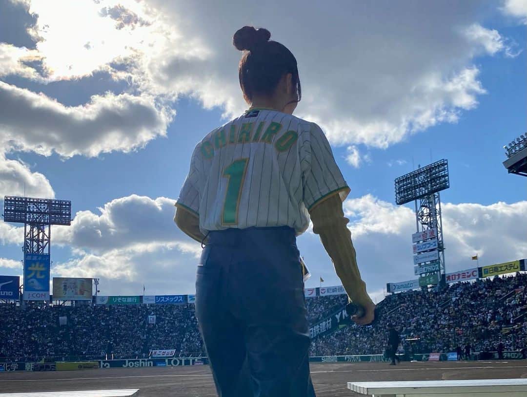 川上千尋さんのインスタグラム写真 - (川上千尋Instagram)「#阪神タイガースファン感謝デー 🐯  今日は寒いかなと思っていたんですが、 とってもいい天気でまさに"ファン感日和"☺️  去年に引き続き出演できた事ほんとに嬉しかったです！  そして何より阪神ファンの皆さん、選手の皆さんの楽しそうな笑顔が見られたことが1番の幸せポイントでした☝🏻🌼  あらためて優勝してくれてありがとうの気持ちと  来季も連覇目指す阪神タイガースを 全力で応援させてください！という気持ちです！！  たのしかったー！！ ありがとうございました！  #阪神タイガース #ファン感 #甲子園  #おつかれ生です」11月25日 19時52分 - this_chihhi