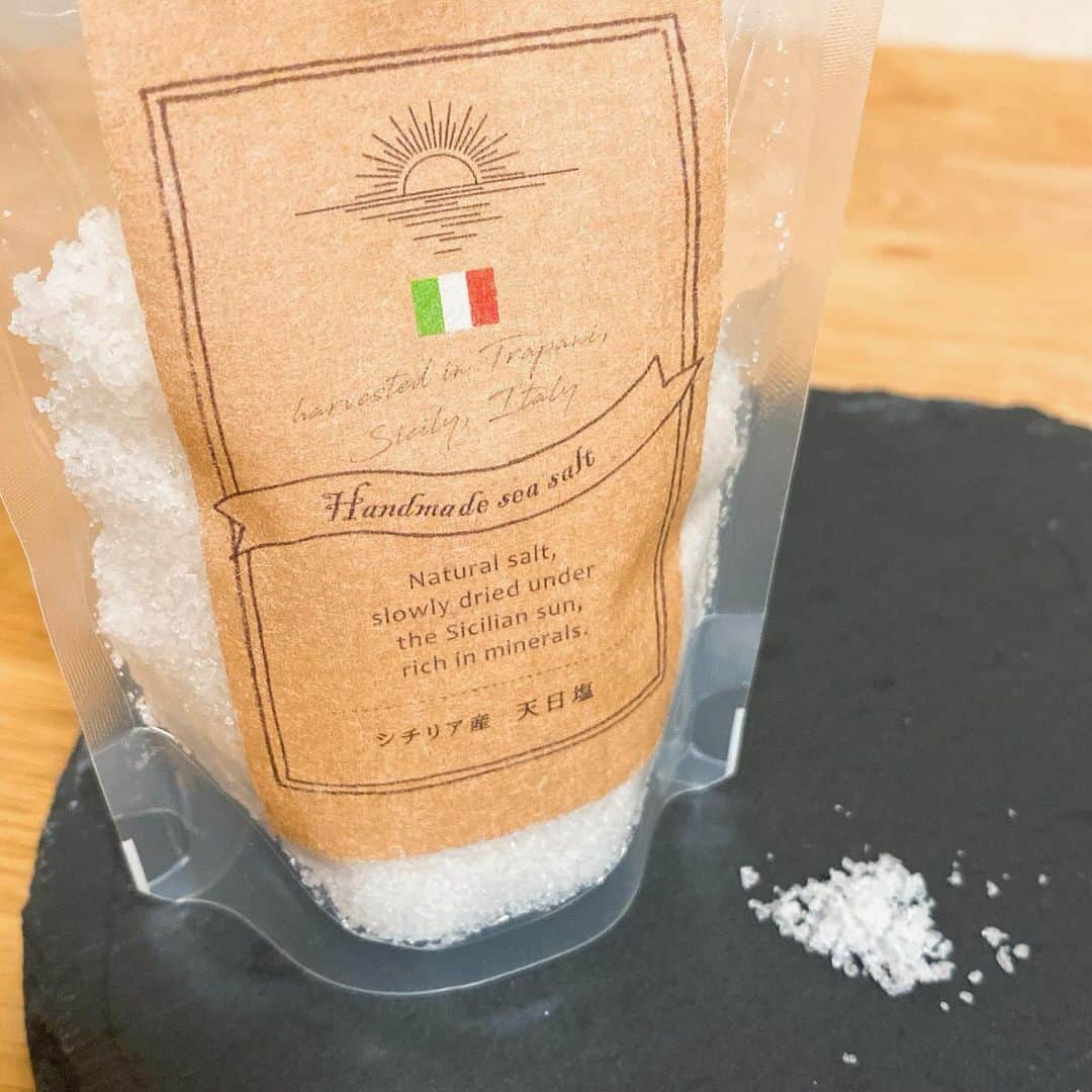 mizukiのインスタグラム：「.  この前ひとりタコパしたんだけど その時食べた塩×胡麻油が 最高に美味しかった🥹︎🫶🏻  使ったのはイタリア産の天然塩。  原料は海水のみで自然の力で ゆっくりと結晶化した塩を 職人さんが丁寧に収穫🌊  釜ゆでではないので海水のミネラルを たっぷり含んでいるのが特徴。  無漂白、無精製、固化防止添加剤不使用  美味しくてサスティナブルなお塩🫶🏻 サラダにも合うしお肉にもお魚にも！  ひとりタコパの動画も楽しみしてて😆  ＜クーポンコード入力で10％OFF＞ クーポンコード：mizukich13-2309 使用期限：2023/11/30(木)迄 ※備考欄や要望欄に上記クーポンコードをご記載頂く事で割引対象となります。 ※ガイアヴェルディの全商品対象（セール品除く） ※どのサイトでもご利用頂けます。  PR @gaia_verdi_2019 #シチリア #塩麹 #海塩 #天然塩 #ガイアヴェルディ #gaiaverdi #自然塩 #イタリア産 #ミネラル #たこ焼き」