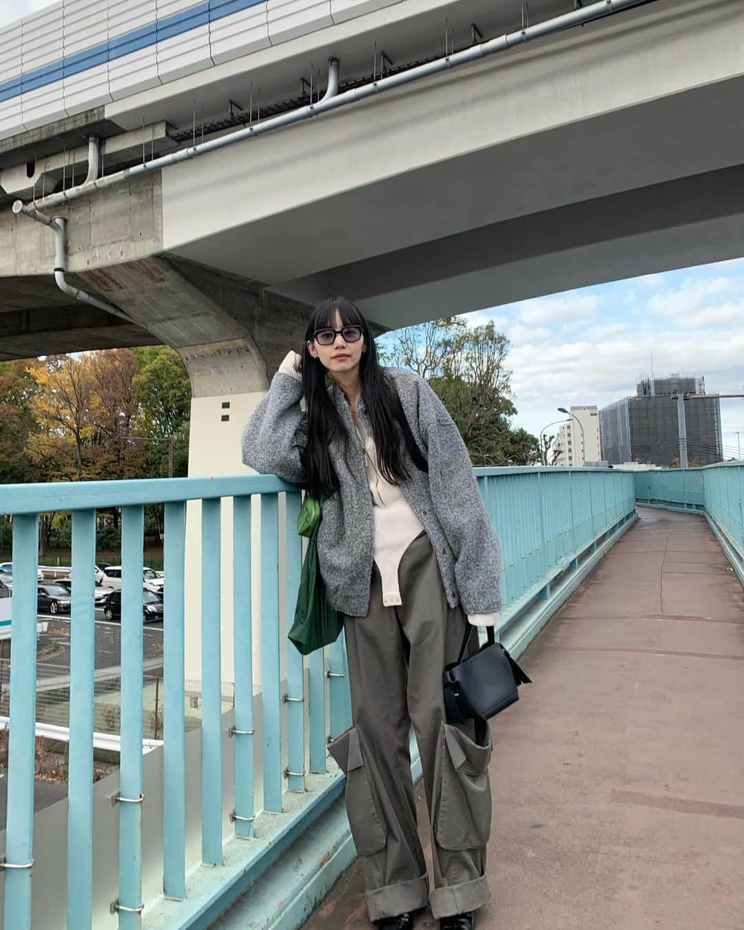 Shiho Sasakiのインスタグラム：「急に寒っ。 寒いとすぐ鼻赤くなるんだけど、これって体質なんかな🥲  #outfit_shiho  #ファッション #コーディネート #今日のコーデ #今日のファッション #大人カジュアル #モードカジュアル #黒髪ロング#冬コーデ」