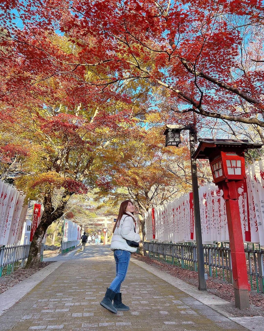 リナフランチェスカさんのインスタグラム写真 - (リナフランチェスカInstagram)「めちゃくちゃ美しかった…🍁⠜   紅葉狩りといえば、京都行っちゃう関西人。 人多くていい写真撮れなかったりすること多いんだけど…  山口県のここ、大寧寺 人も割と少なめで写真撮りやすかった✨️ しかも広くてめっちゃ綺麗でした😍 紅葉の名所みたい。    最後の写真は、アウディ運転した記念に📸笑 湯本温泉のところから #otozuレンタカー で借りれるよ🙌     山口県の写真色々あるからまた投稿します〜  #紅葉 #紅葉スポット #紅葉狩り #秋  #🍁 #大寧寺 #大寧寺の紅葉  #長門市 #長門市観光 #山口県 #山口県観光 #山口県観光スポット #amazingyamaguchi #nagatocity #traveljapan #japantrip #絶景スポット #日本の絶景 #おでかけスポット #山口県おでかけ」11月25日 19時57分 - rinachesca
