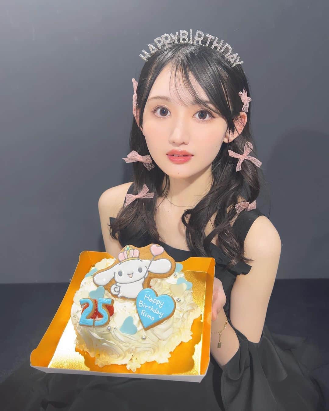 長谷川里桃のインスタグラム：「⁡ ⁡ 誕生日でした🎂🥂𓂃◌𓈒𓐍 ⁡ ⁡ たくさんの方のおかげで、毎年ご機嫌に歳を重ねられています ⁡ いつもありがとうございます💐 ⁡ ⁡ これからもほんわか、みんなと一緒にいられるように 今年も健康を大切にする1年にしたいな🐻‍❄️🫧 ⁡ ⁡ ⁡ 黒いドレスは友達がこの日のために作ってくれました👗 ⁡ わたしの「こんなお洋服が着たい」がたくさん詰まった 宝物です🌸 ⁡ また今度、こんなにこだわってくれたんだよ〜！ って自慢させてね☺️笑」