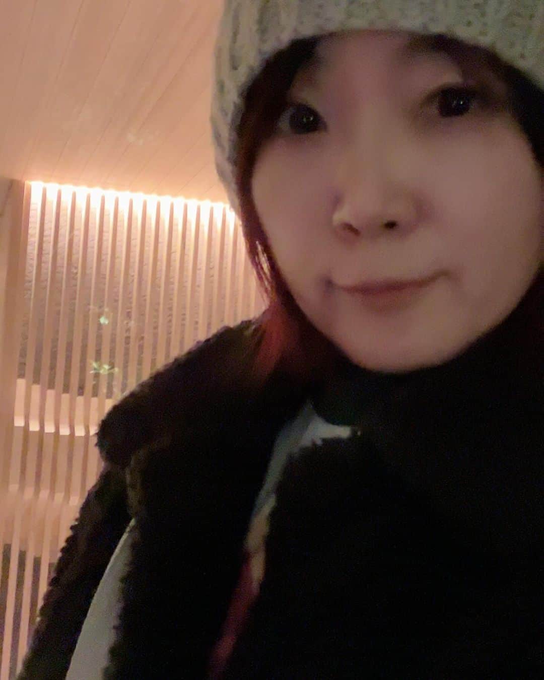 奥井雅美のインスタグラム：「こんばんは✨ 昨日？まで暖かかったのに、今日はいきなり冬っぽくて身体も、自然の樹々や動物ちゃん達も、なんだかついていけない感じですね💦  そんな今日は（も）JAMの予習やリハーサルで少しお休みしていたマサミコブシ2（仮）の歌入れ再開でスタジオでした🎙️なんとなくゴールが見えてきた🤗 声、大切に頑張りますっ 牙狼ライブもあるしね⚔️  そんな今日はお野菜まみれの鍋🍲にしました。 皆様、暖かくしてお過ごしください🧣🧥」