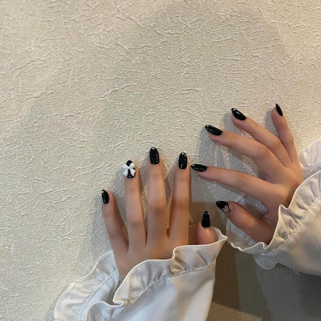 太田彩夏さんのインスタグラム写真 - (太田彩夏Instagram)「・ New nail🩶  #nails #instanail #gelnaiis #ネイル #ジェルネイル #ネイルデザイン #大人ネイル #ちぐはぐネイル #ちゅるんネイル#ショートネイル  #ワンカラーネイル #ネイビーネイル #リボンネイル #ハートネイル」11月25日 19時59分 - ayamelody0817