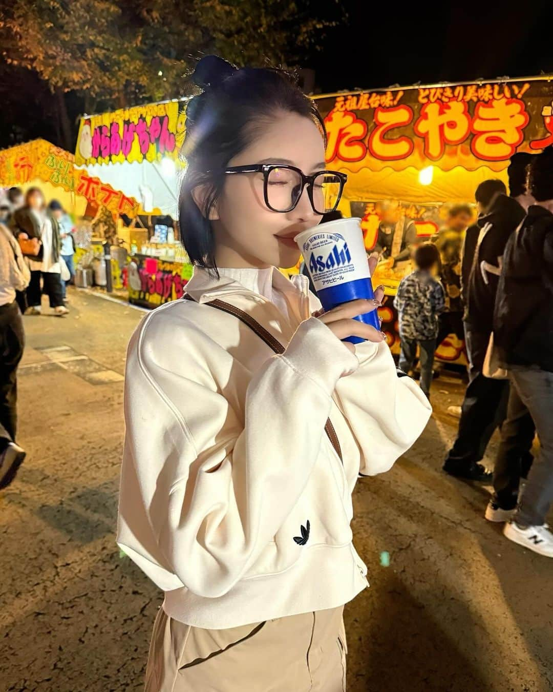 りえさんのインスタグラム写真 - (りえInstagram)「屋台のご飯が大好きすぎる🐙🍺 ビールからのたこ焼き最高❤️  長女さん、ビジュ悪い容器にミルクティー選んで最悪のビジュに💩長女大喜び🤦🏻  #酉の市#お祭り#屋台グルメ#屋台飯#女の子ママ#姉妹ママ」11月25日 20時00分 - ririri060800